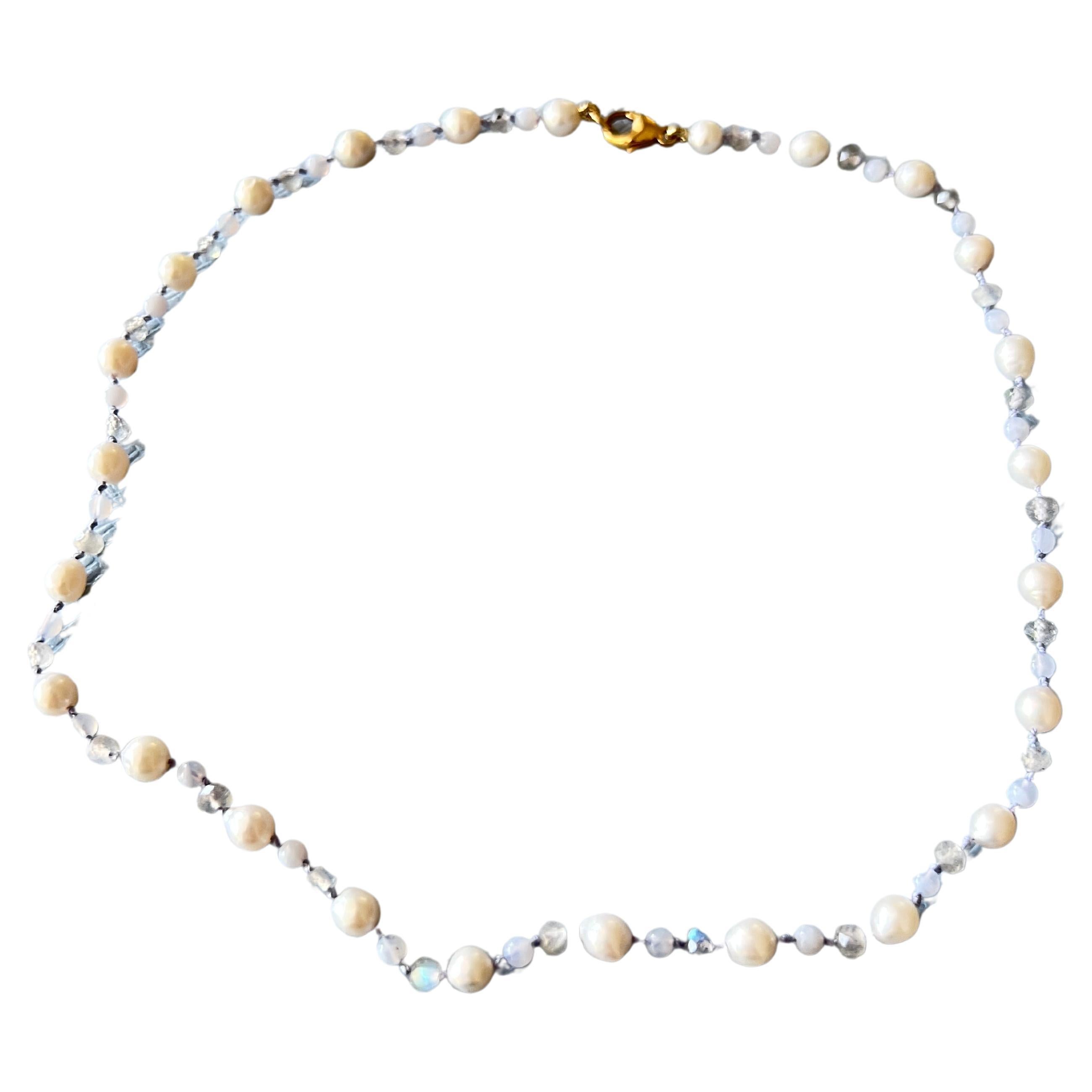 Choker-Halskette aus weißem Perlen- Labradorit und blauem Spitzen-Achat J Dauphin im Angebot