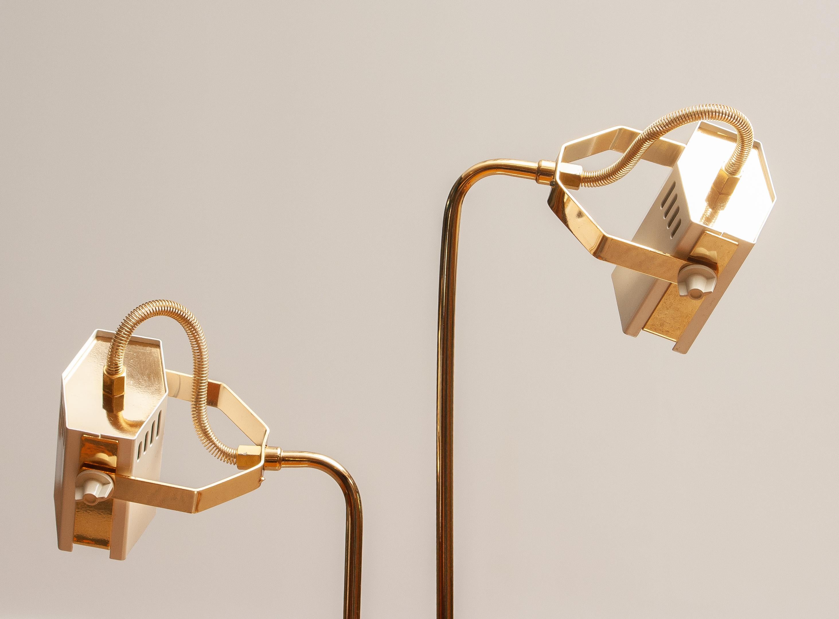 Lampada da terra alogena in metallo laccato bianco-perla e ottone degli anni '80. Italia in vendita 2