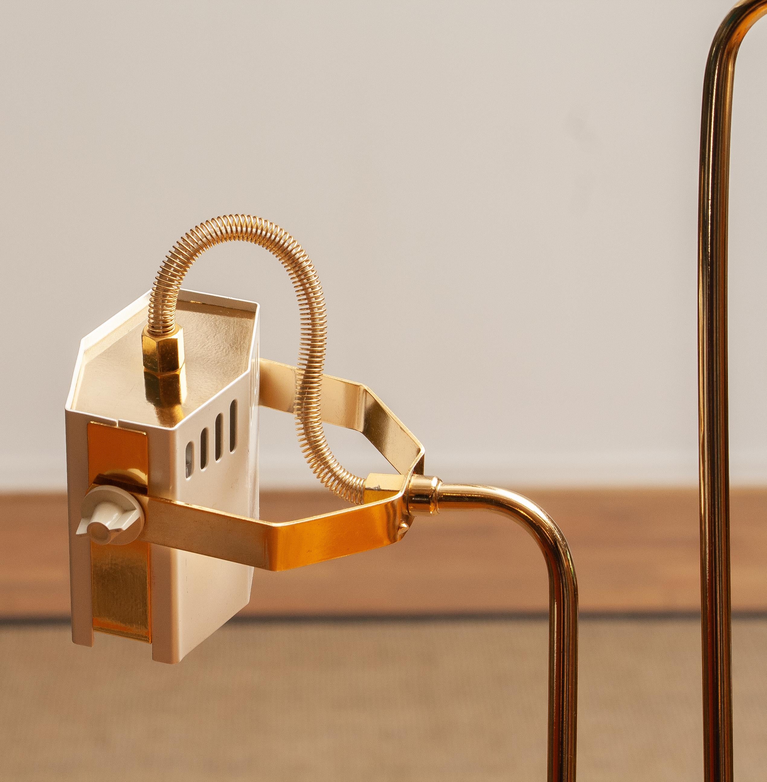 Lampada da terra alogena in metallo laccato bianco-perla e ottone degli anni '80. Italia in vendita 3