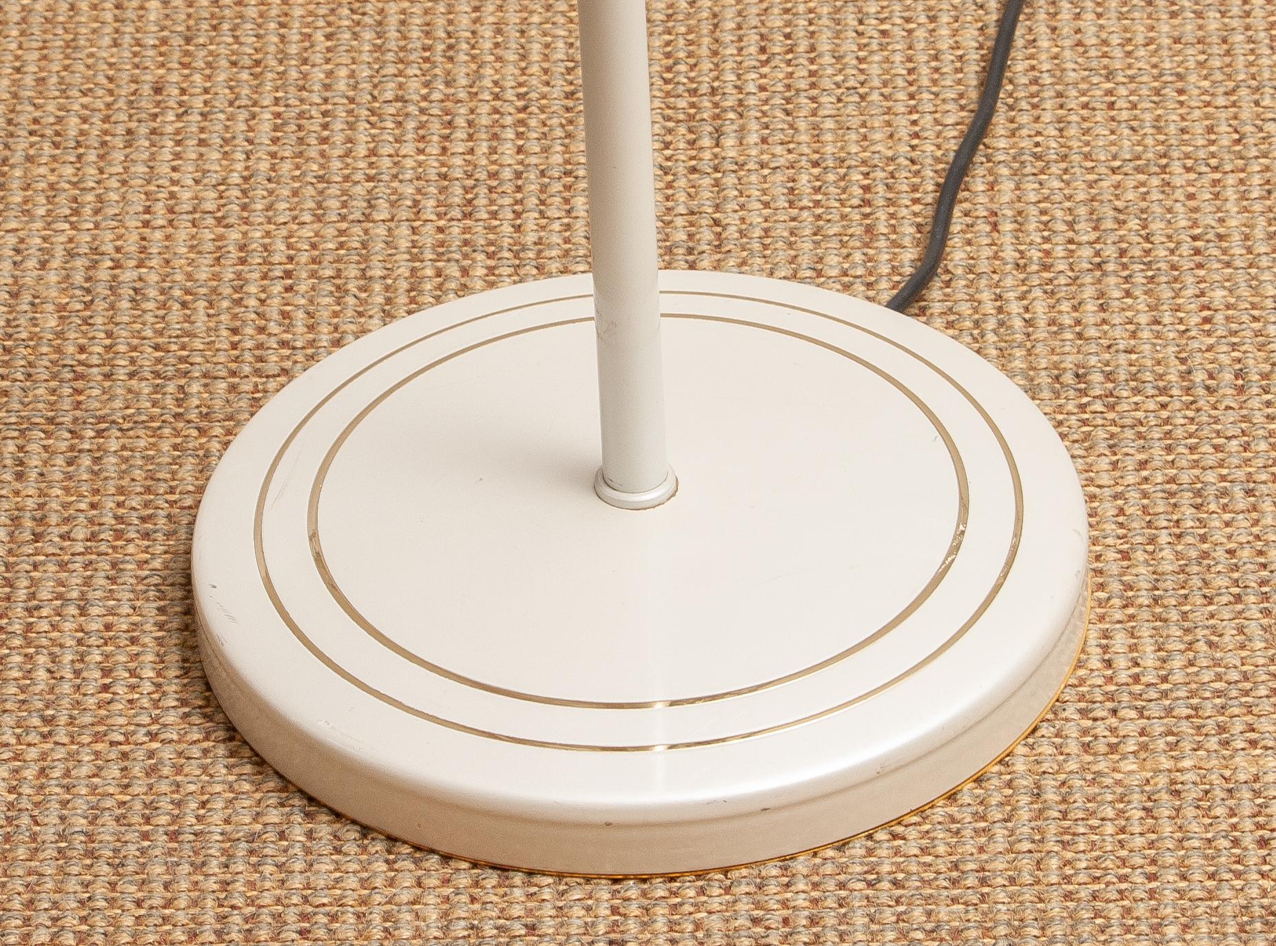 Lampada da terra alogena in metallo laccato bianco-perla e ottone degli anni '80. Italia in vendita 7