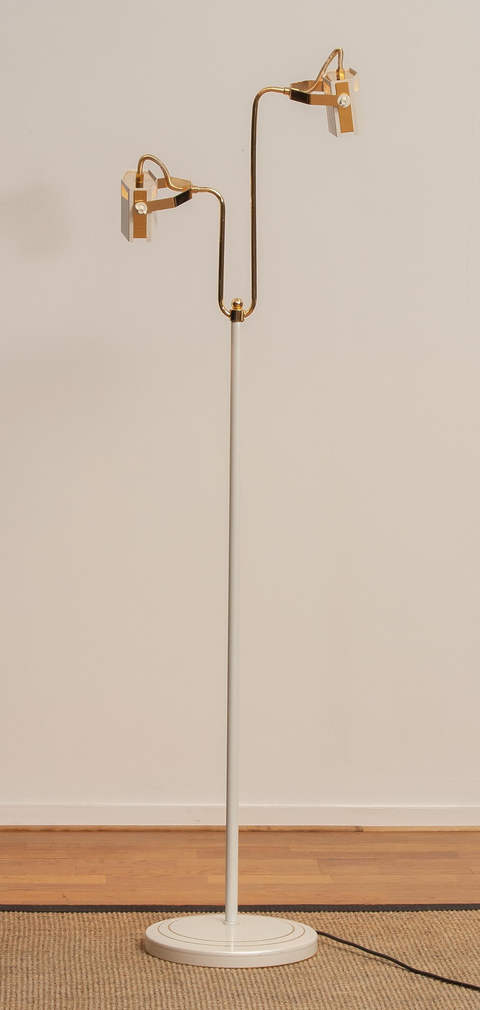 Lampada da terra alogena in metallo laccato bianco-perla e ottone degli anni '80. Italia in vendita 8