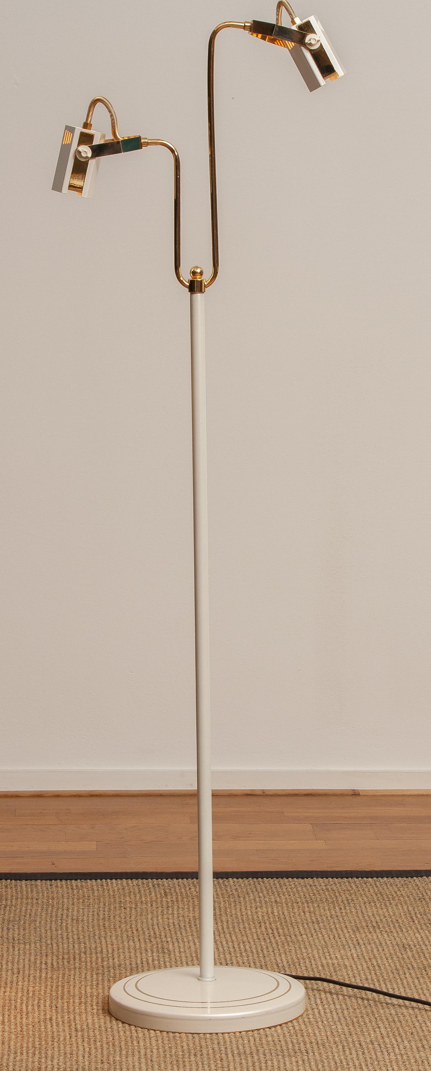 Bellissima lampada da terra alogena dal design anni '80.
Questa lampada è realizzata in metallo laccato bianco-perla e ottone.
È in buone condizioni e funzionante, compatibilmente con l'età e l'uso.
Si prega di notare che la lampada è realizzata per
