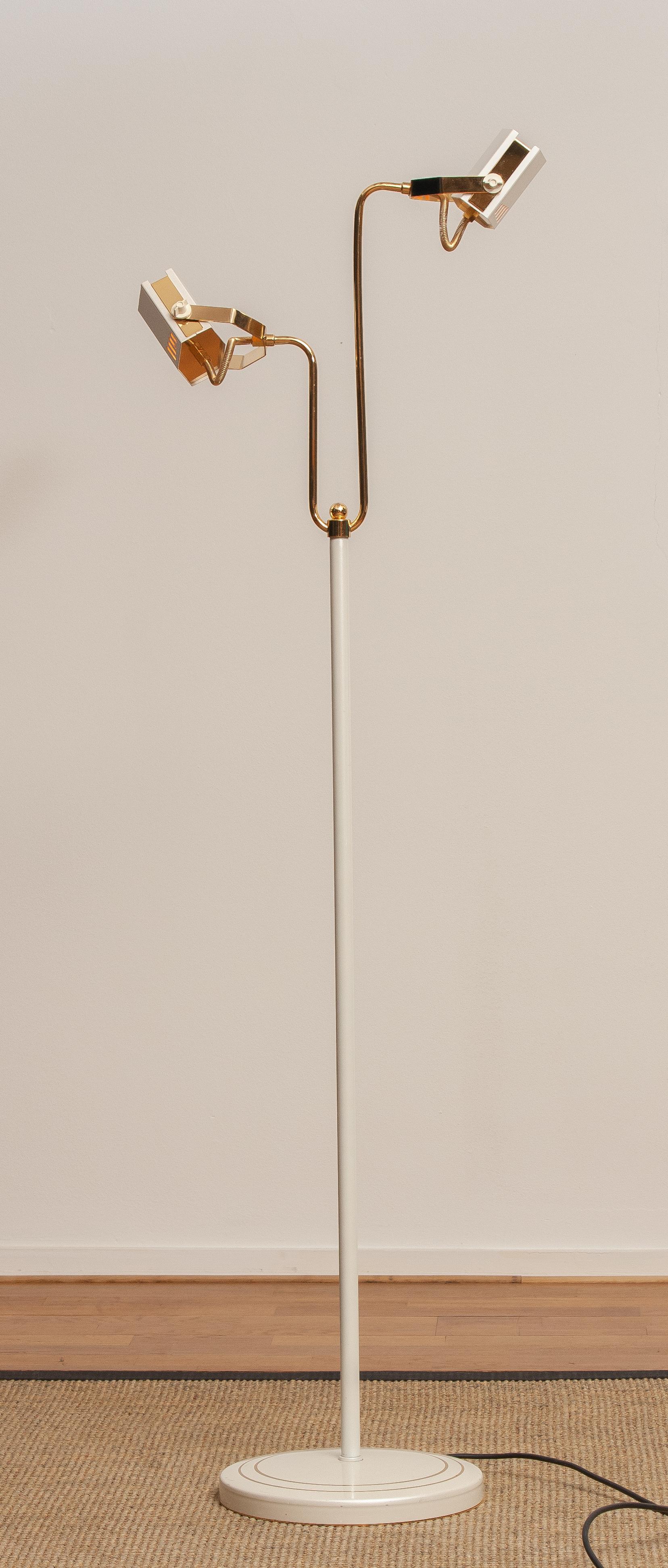 Italiano Lampada da terra alogena in metallo laccato bianco-perla e ottone degli anni '80. Italia in vendita