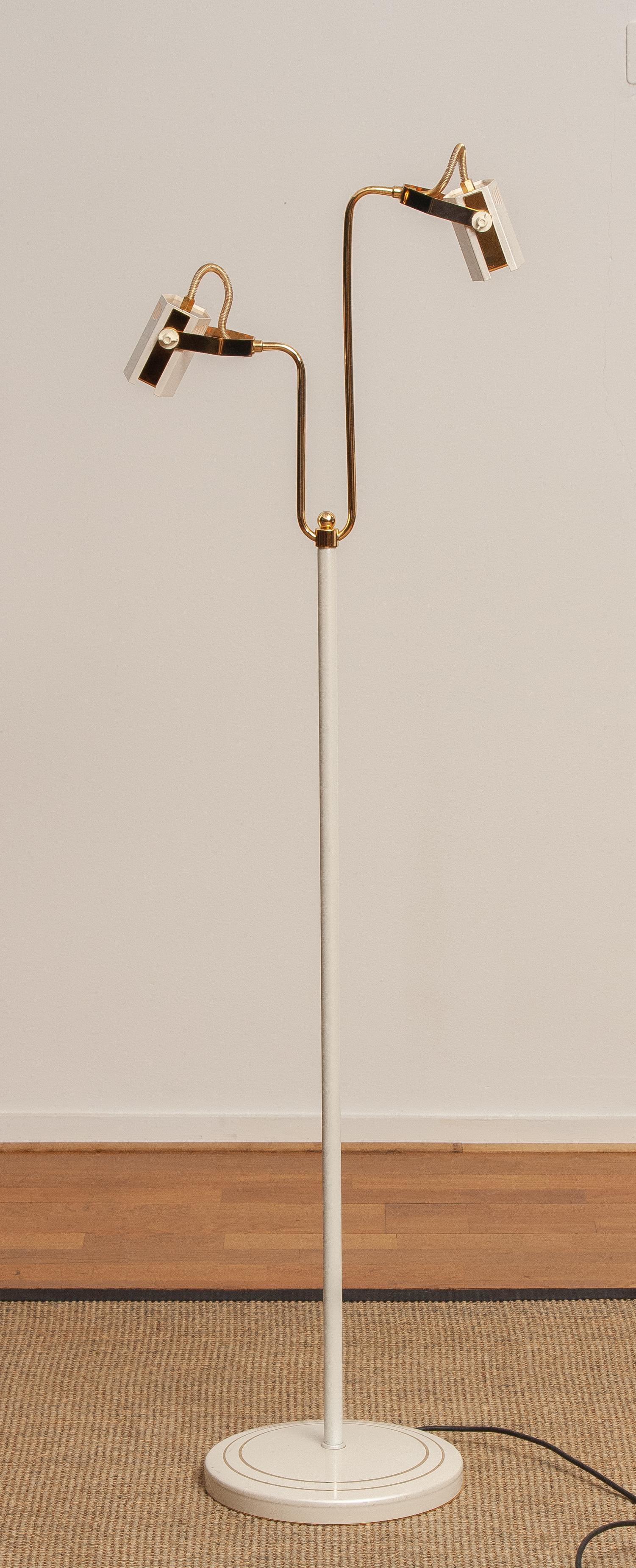 Metallo Lampada da terra alogena in metallo laccato bianco-perla e ottone degli anni '80. Italia in vendita