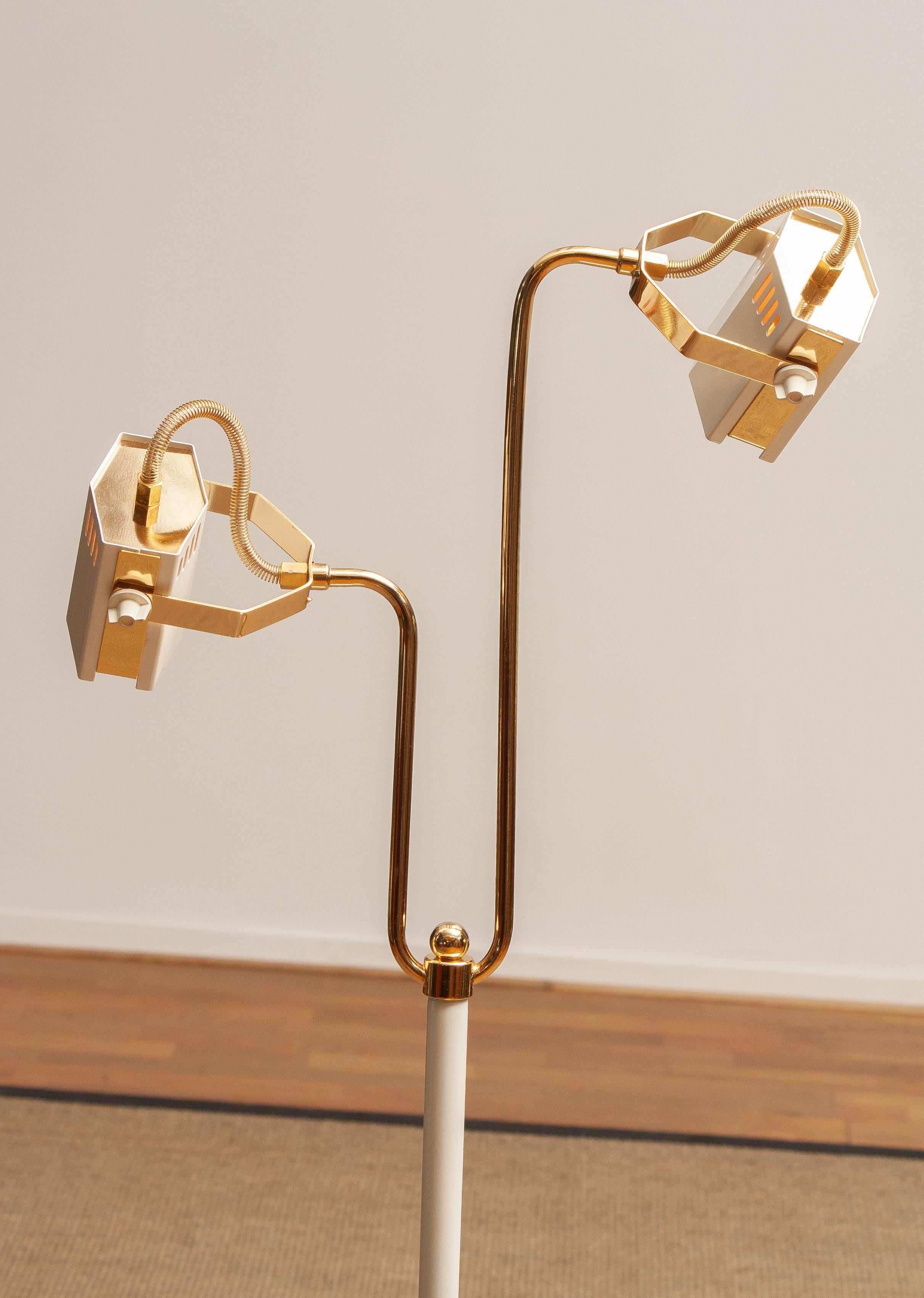 Lampada da terra alogena in metallo laccato bianco-perla e ottone degli anni '80. Italia in vendita 1