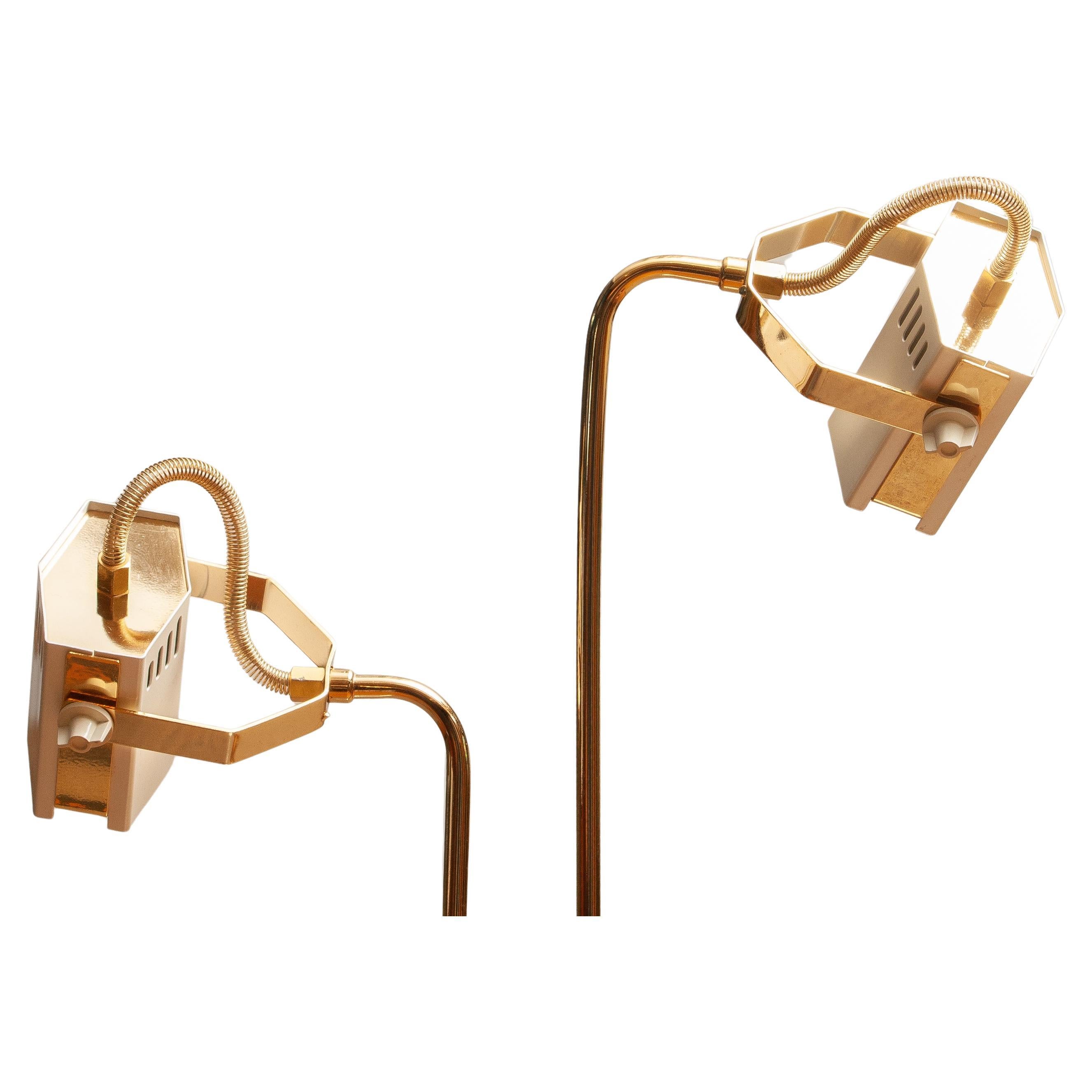 Lampada da terra alogena in metallo laccato bianco-perla e ottone degli anni '80. Italia in vendita