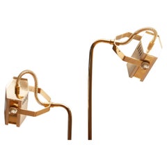 Weiß-perlmuttfarben lackierte Metall- und Messing-Halogen-Stehlampe aus den 80er Jahren. Italien
