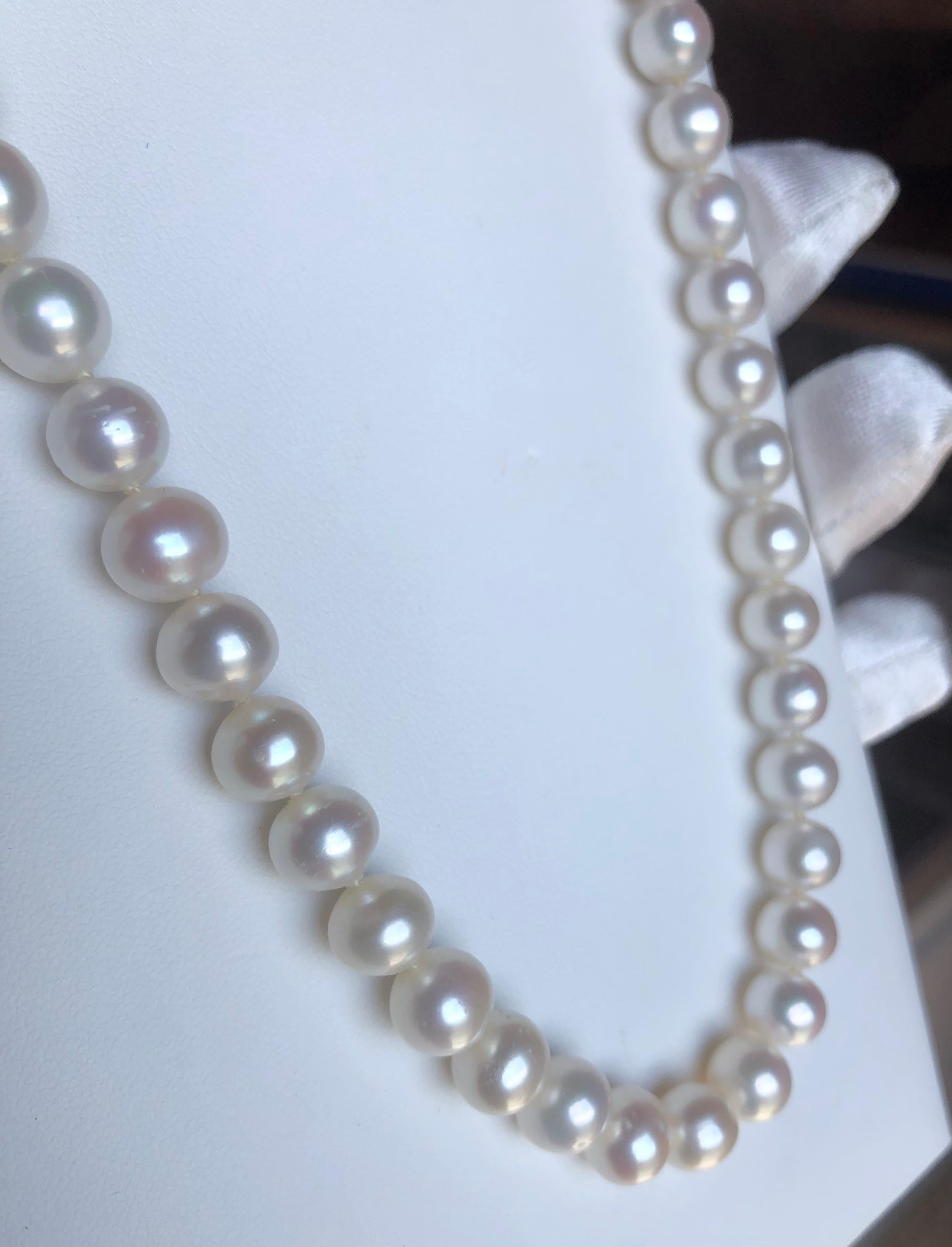 Collana di perle bianche da 18 pollici con chiusura in oro in vendita 5