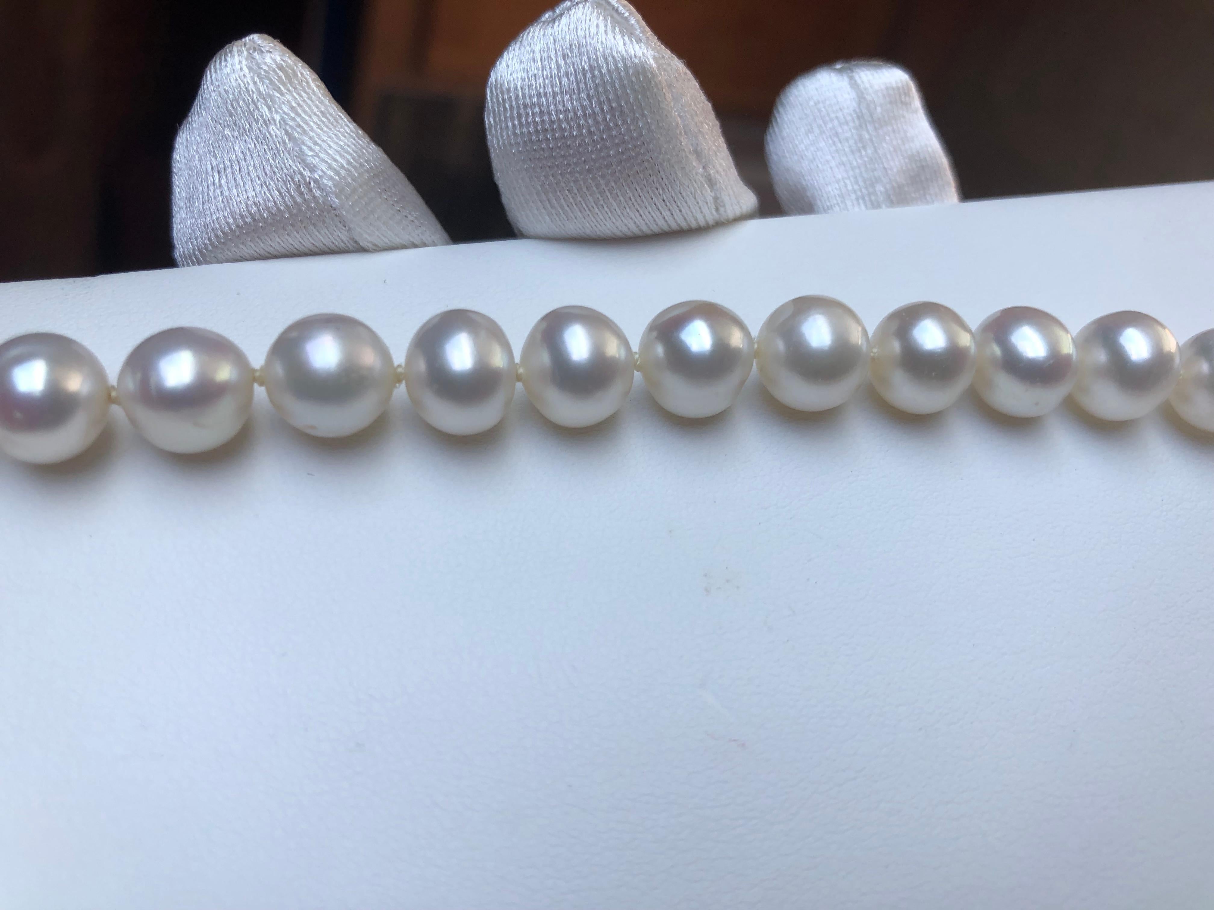 Collana di perle bianche da 18 pollici con chiusura in oro in vendita 6