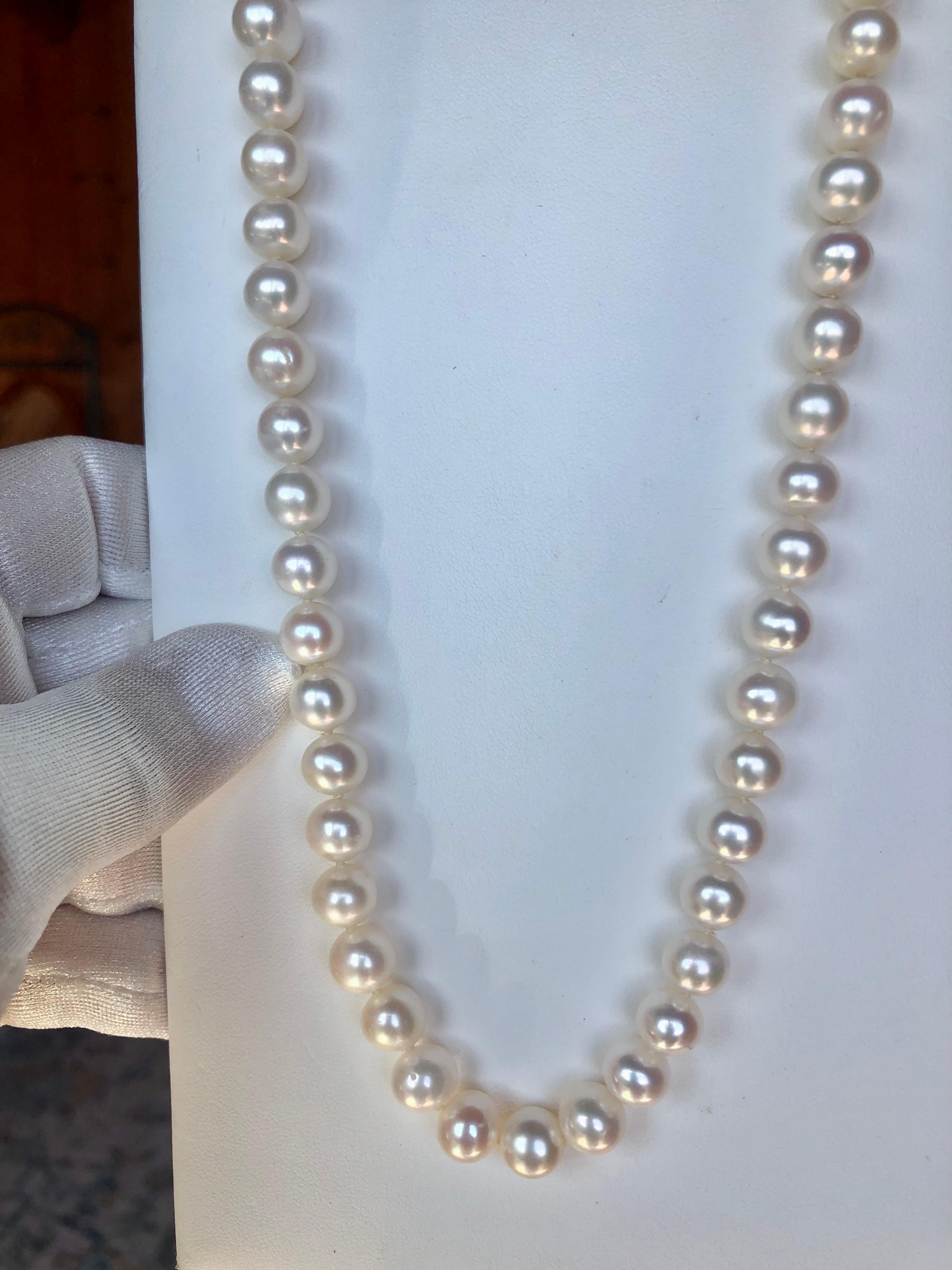 Collana classica di perle coltivate da 9,0 mm. Collana di perle tonde bianche coltivate con chiusura in oro 14K. 
18 pollici di seta annodata a mano.