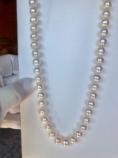 Halskette mit weißen Perlen und 18" Goldverschluss