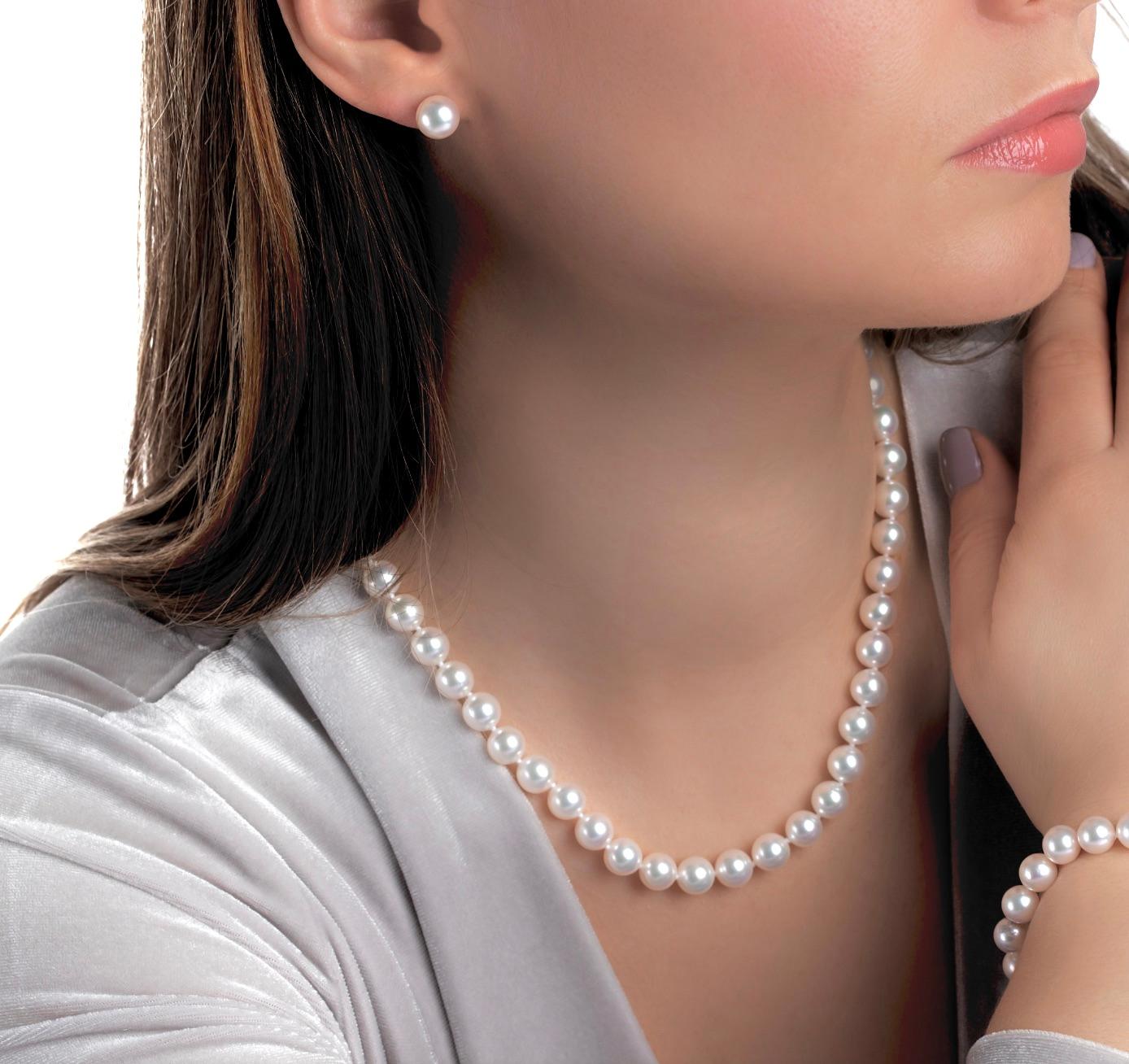 Contemporaneo Collana di perle bianche da 18 pollici con chiusura in oro in vendita