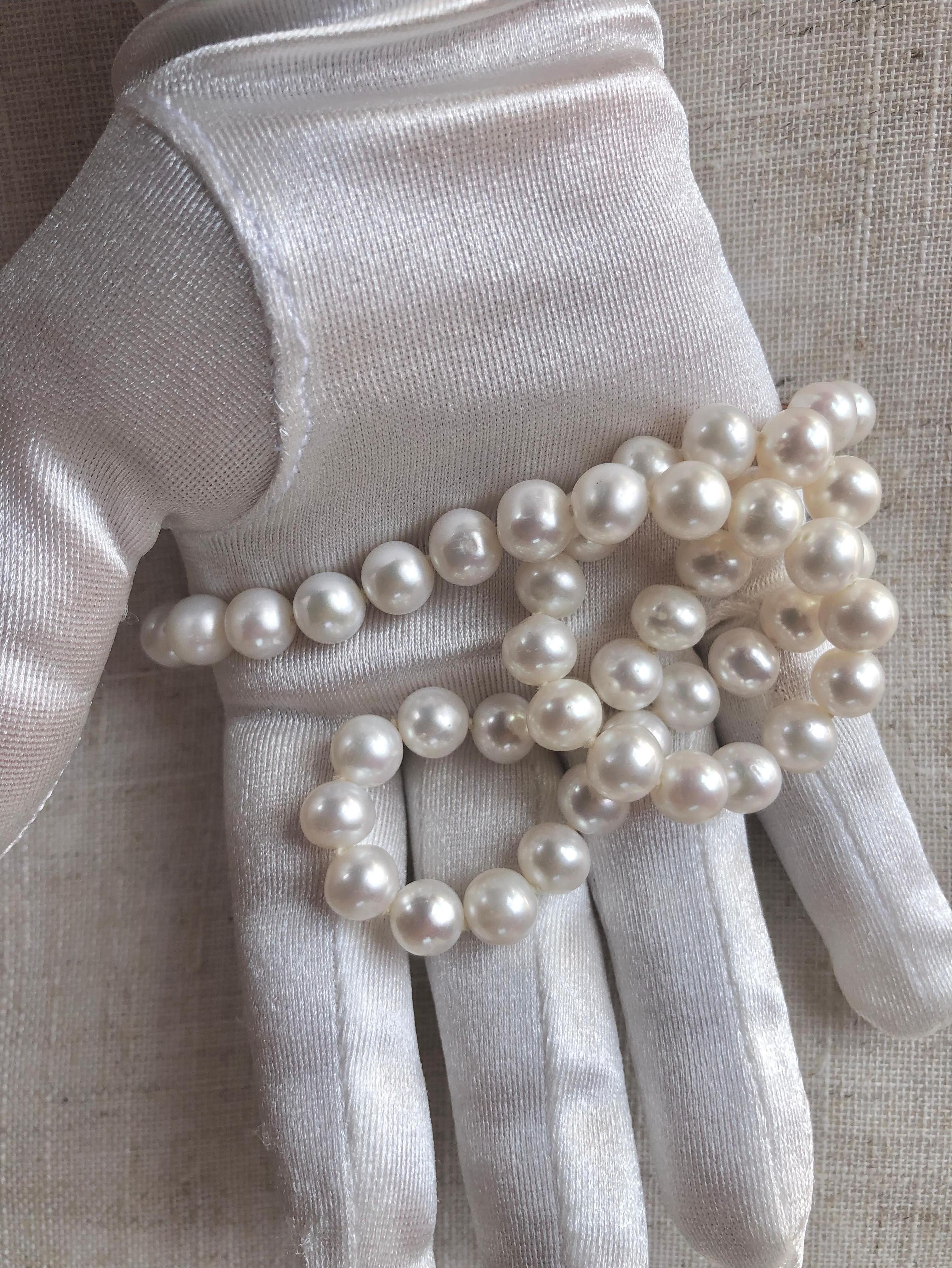 Donna Collana di perle bianche da 18 pollici con chiusura in oro in vendita