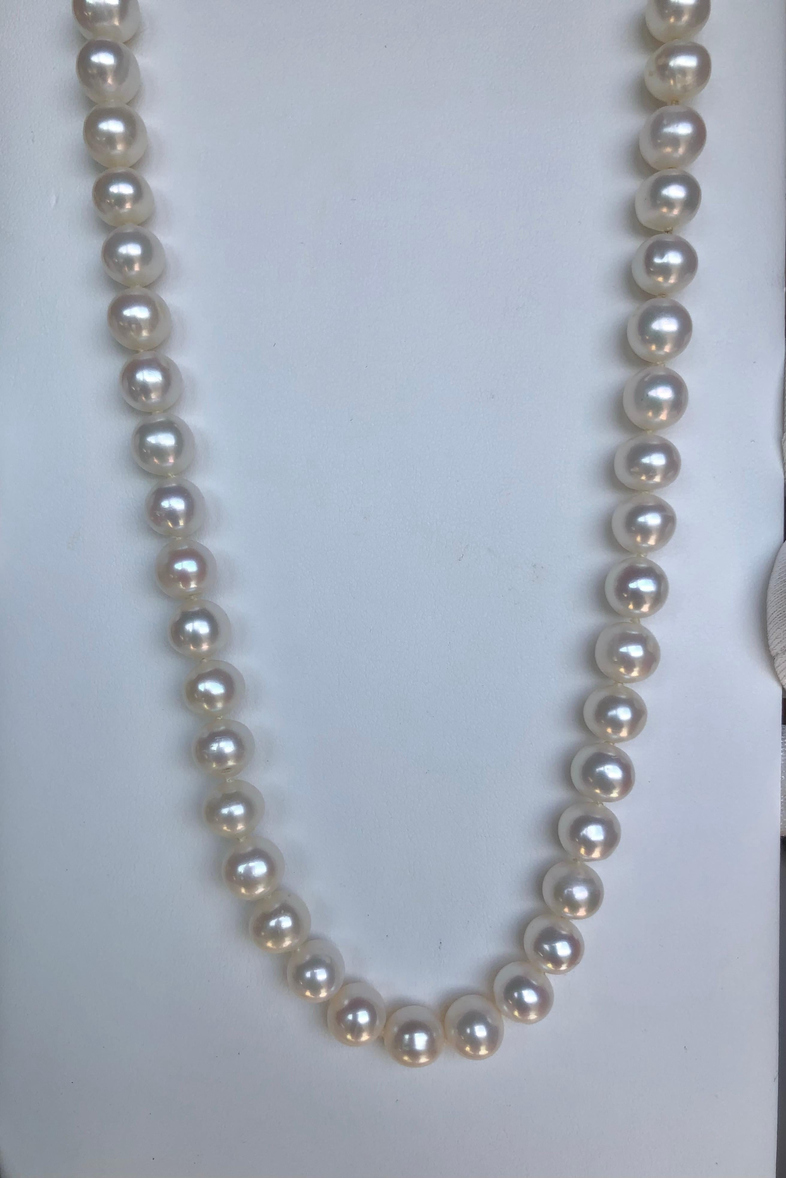 Collana di perle bianche da 18 pollici con chiusura in oro in vendita 2