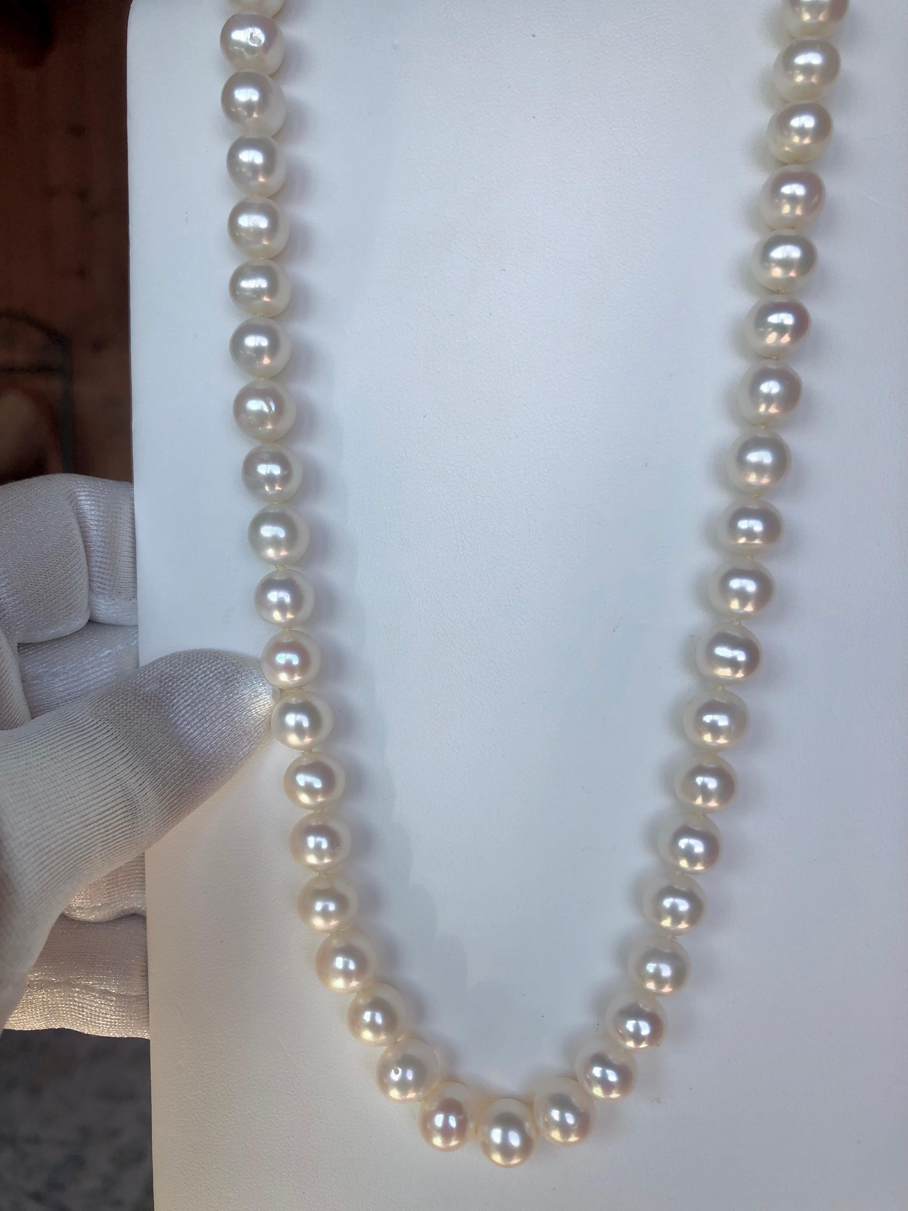 Collana di perle bianche da 18 pollici con chiusura in oro in vendita 3