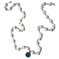 Halskette mit weißen Perlen im romantischen Stil und blauer Emaille-Medaille