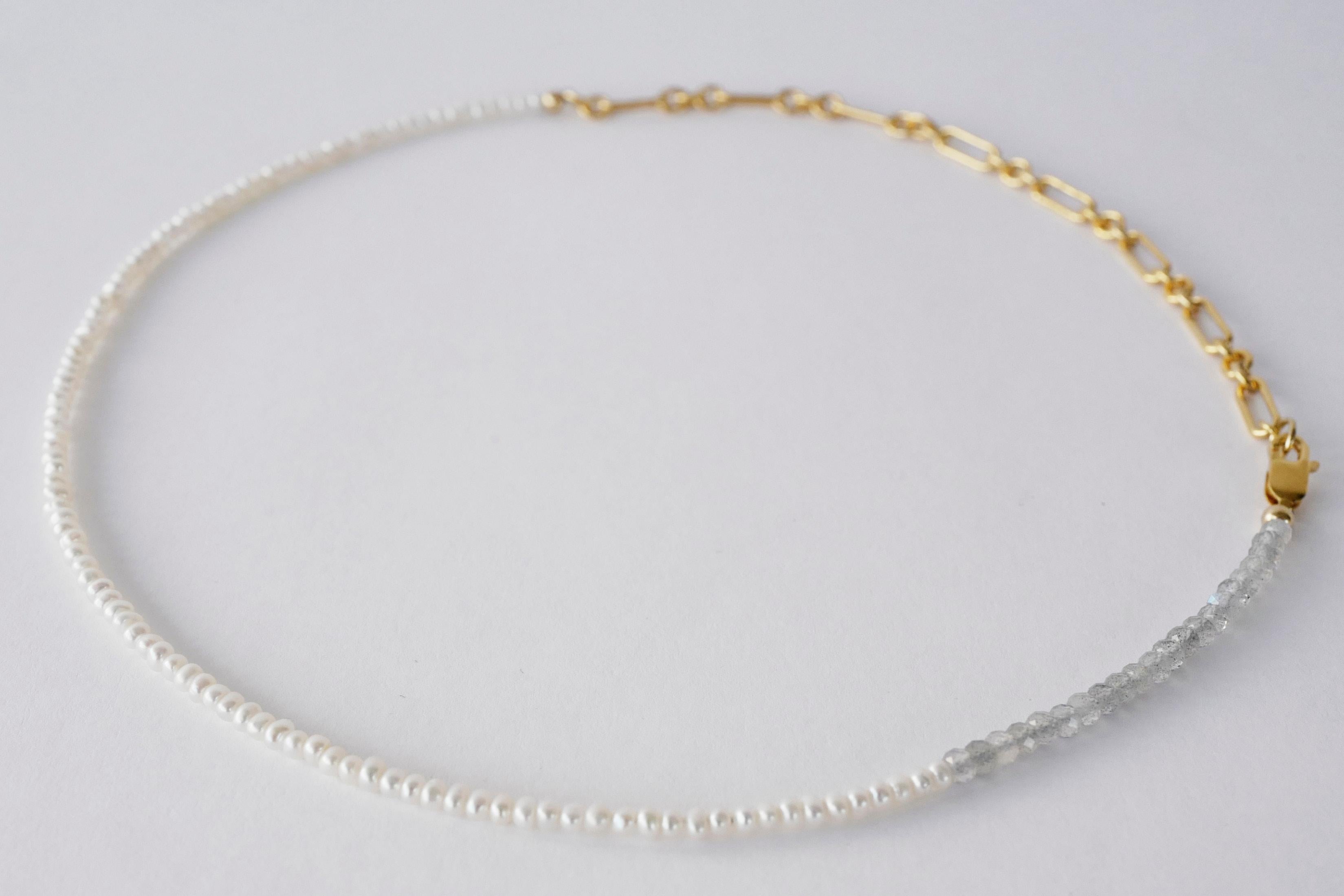 Taille ronde Collier ras du cou en perles blanches avec chaîne en labradorite en vente