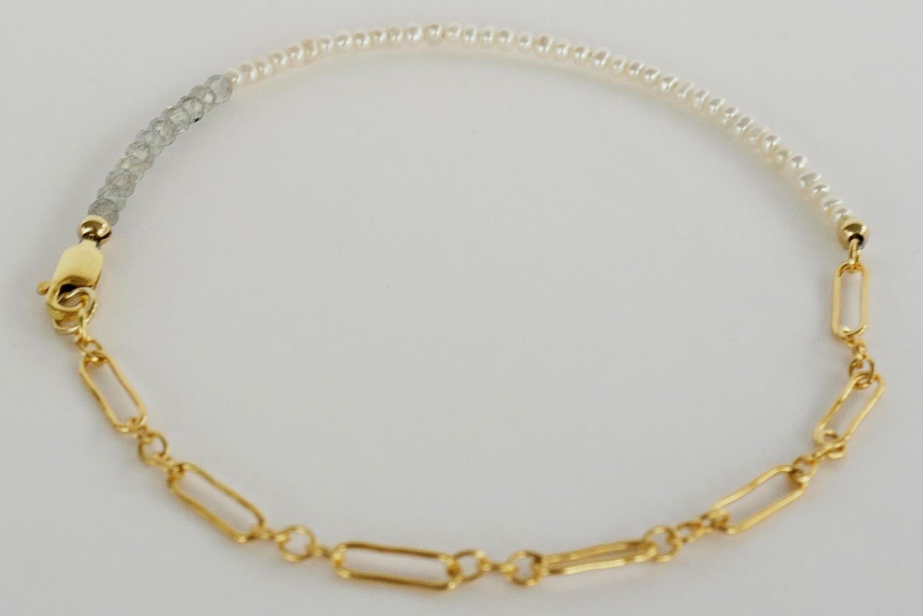 Collier ras du cou en perles blanches avec chaîne en labradorite Neuf - En vente à Los Angeles, CA