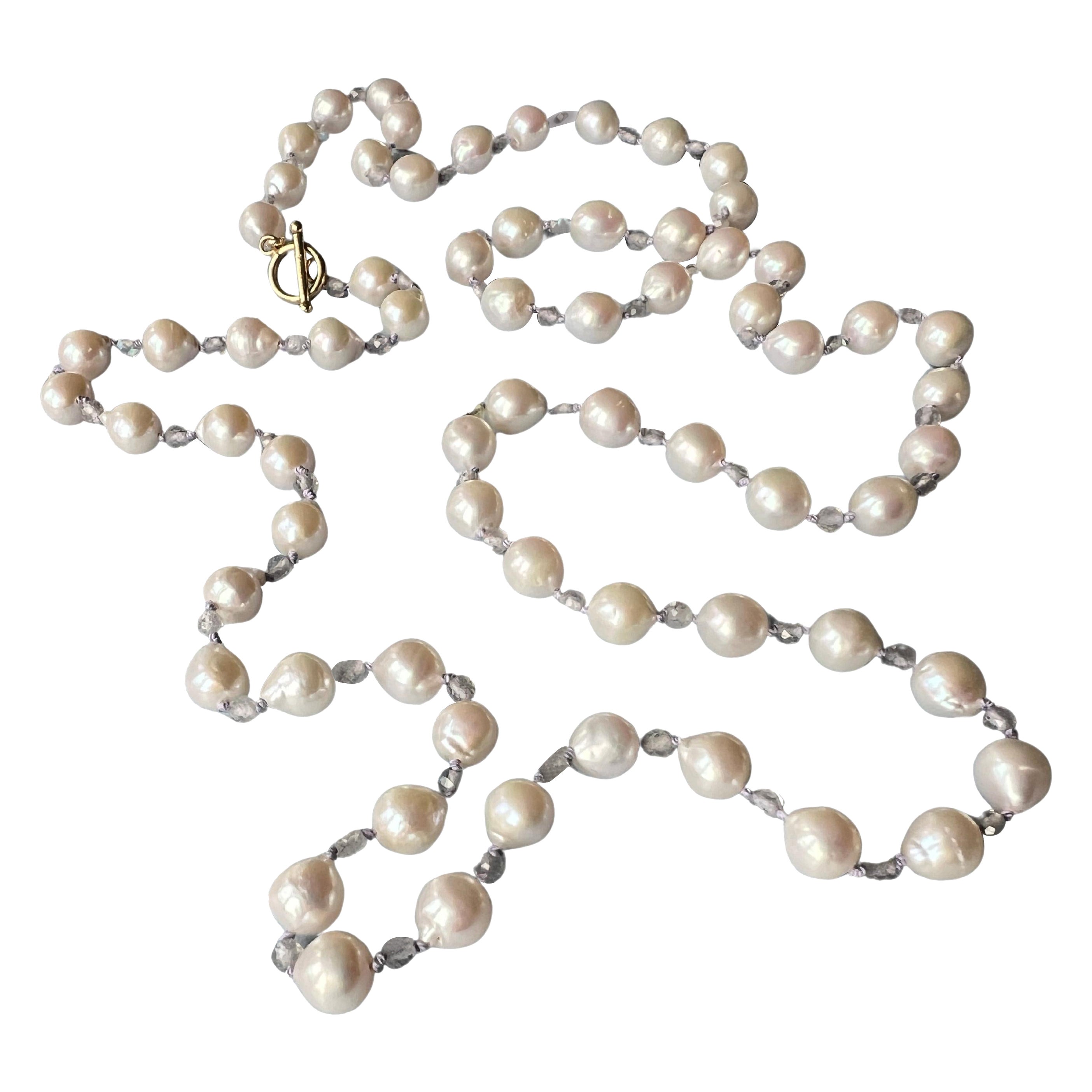 Collier de perles blanches « White Pearl » avec labradorite grise, plaqué or, J DAUPHIN en vente