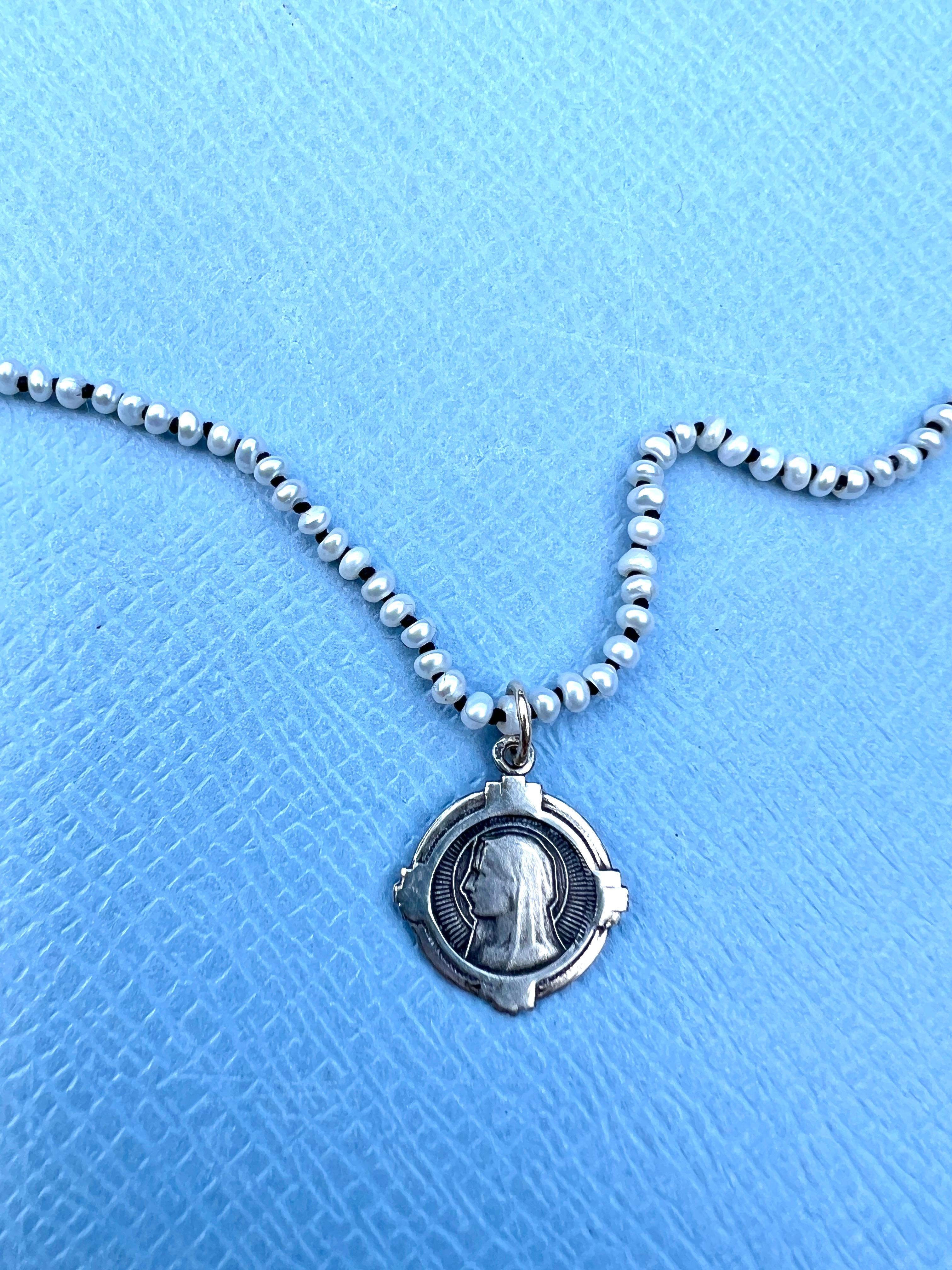 Weiße Perlenkette mit Jungfrau Maria Silbermedaille Halsband

16