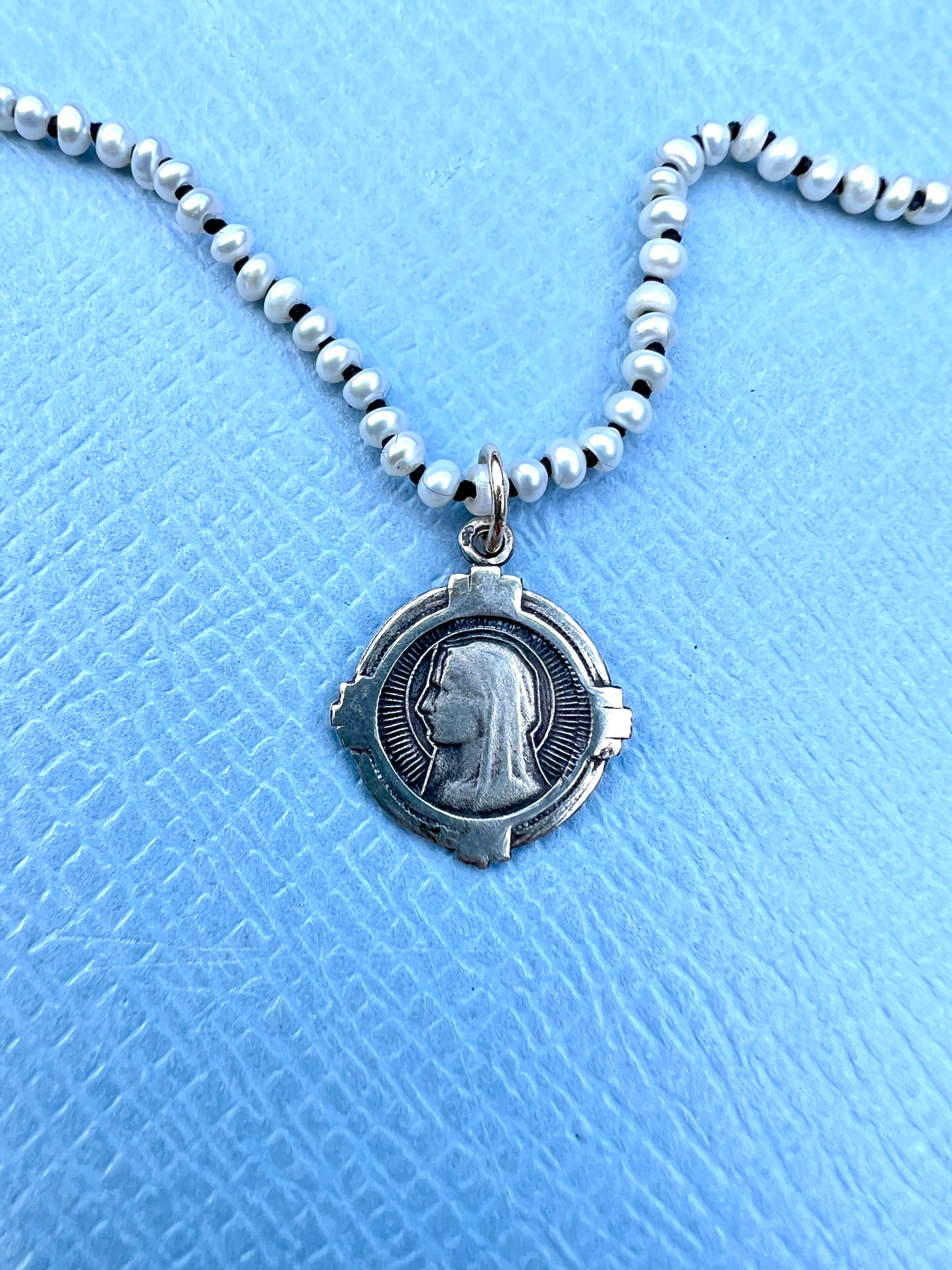Weiße Perlen-Halskette Jungfrau Maria Silbermedaille Choker (Zeitgenössisch)