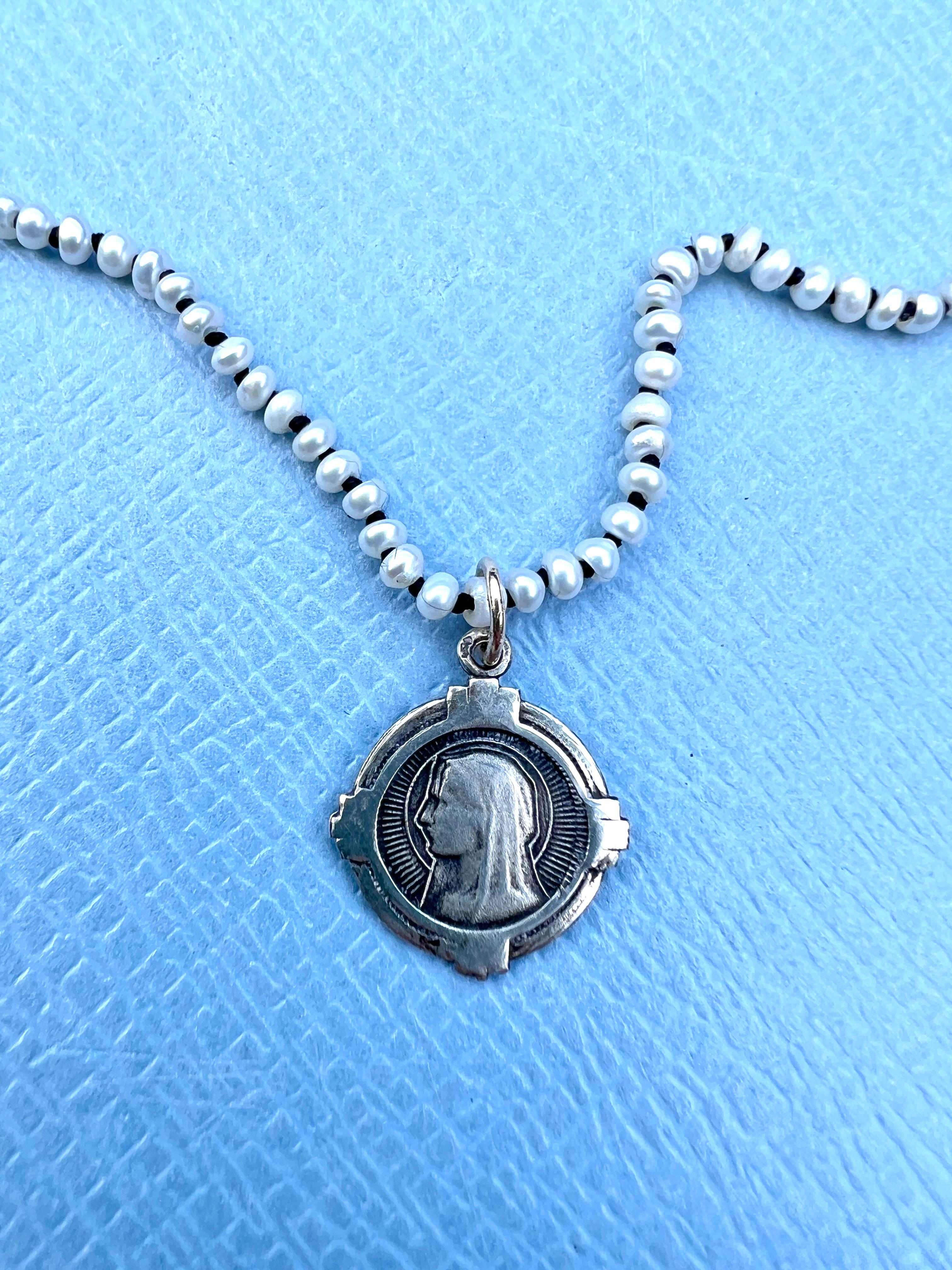 Weiße Perlen-Halskette Jungfrau Maria Silbermedaille Choker (Brillantschliff)