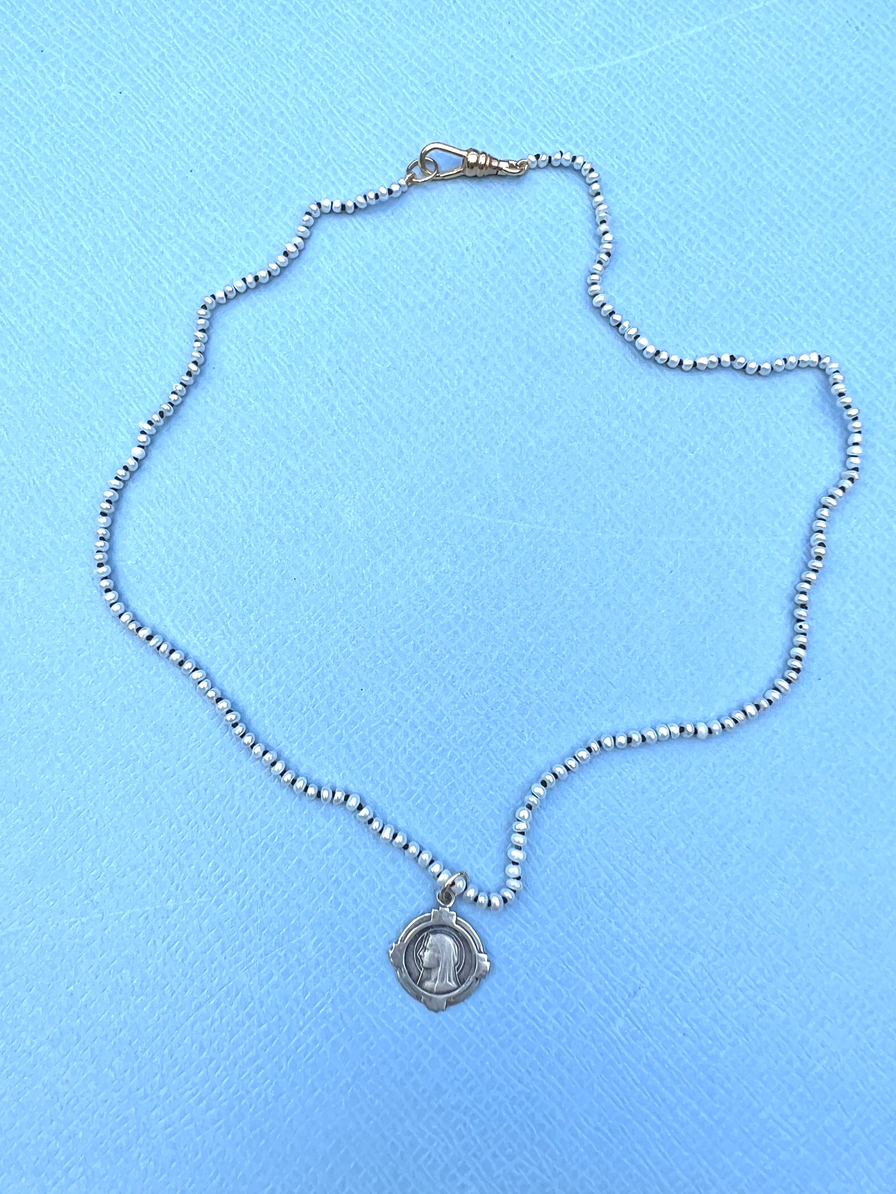 Weiße Perlen-Halskette Jungfrau Maria Silbermedaille Choker im Zustand „Neu“ in Los Angeles, CA