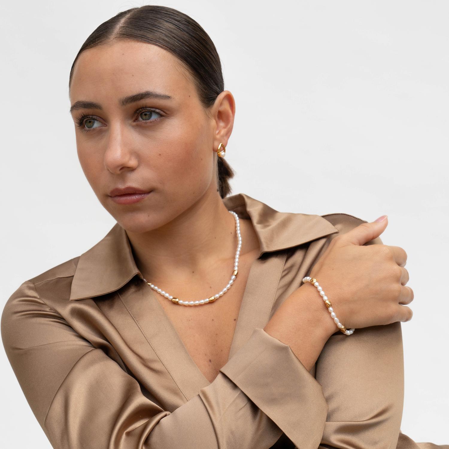 Thread by hand in our London studio, this lustrous pearl bracelet will slip seamlessly into your collection of style staples. The modern mix of oval white freshwater pearls and irregular gold vermeil ocean pebble beads makes it perfect for layering