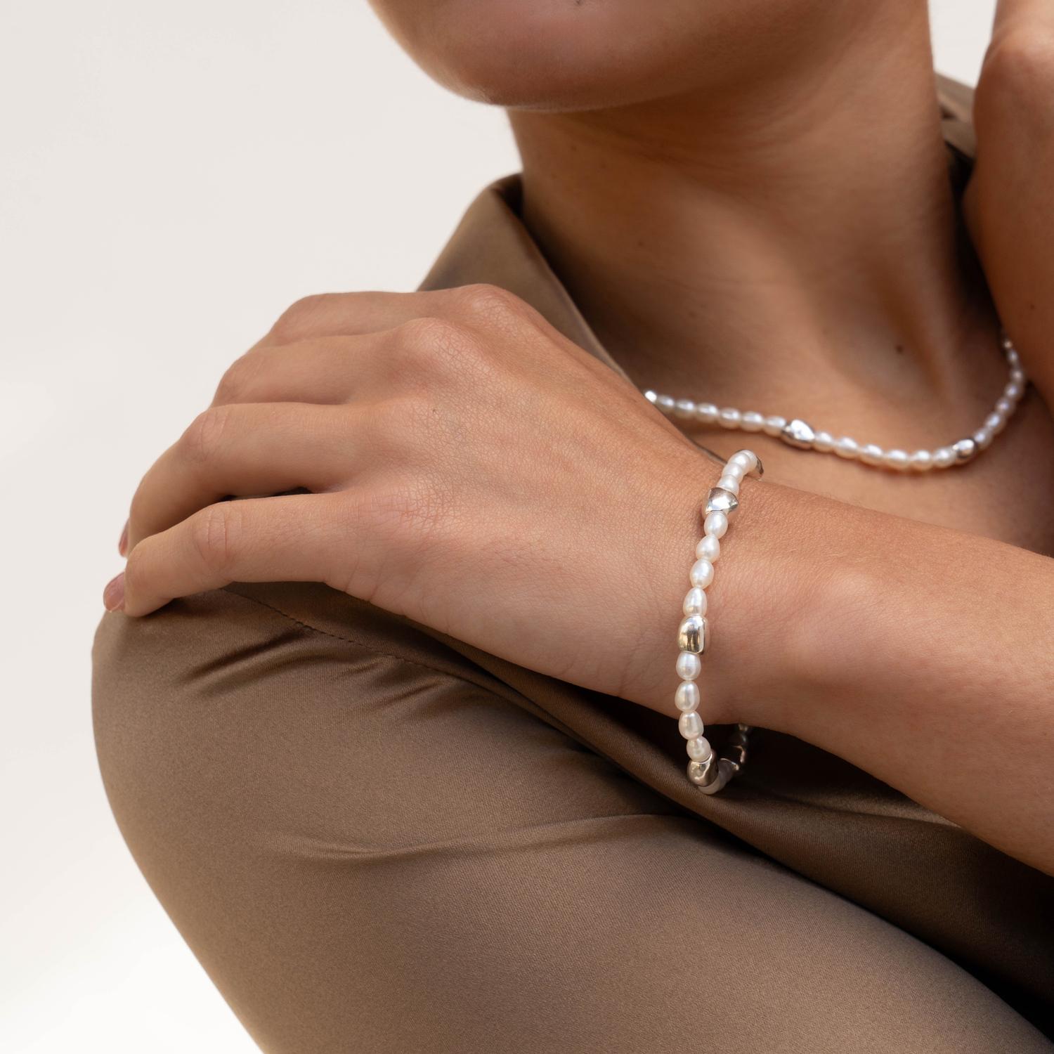 Modern White Pearl Ocean Pebble Bracelet In Sterling Silver For Sale