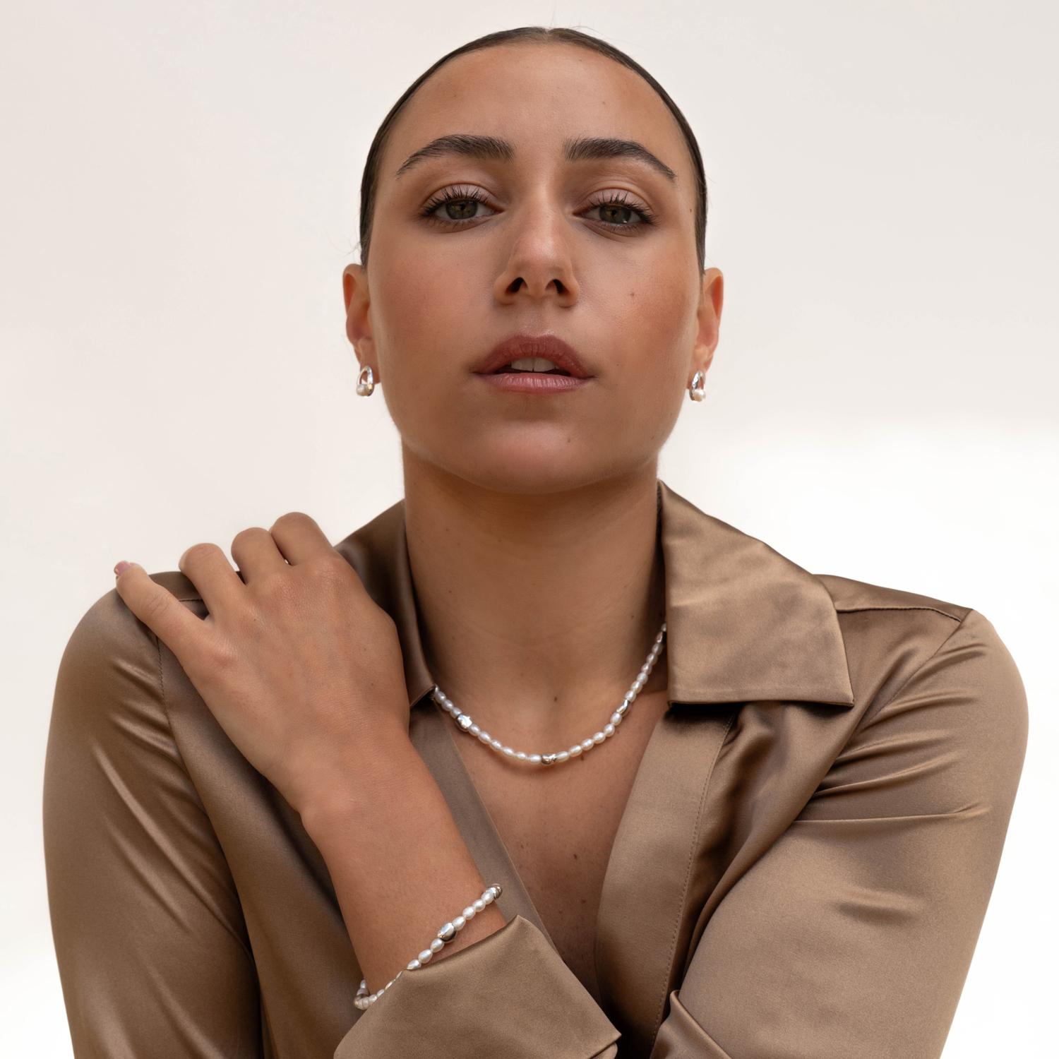 Collar De Perlas Blancas Y Guijarros Del Océano En Plata De Ley Moderno en venta