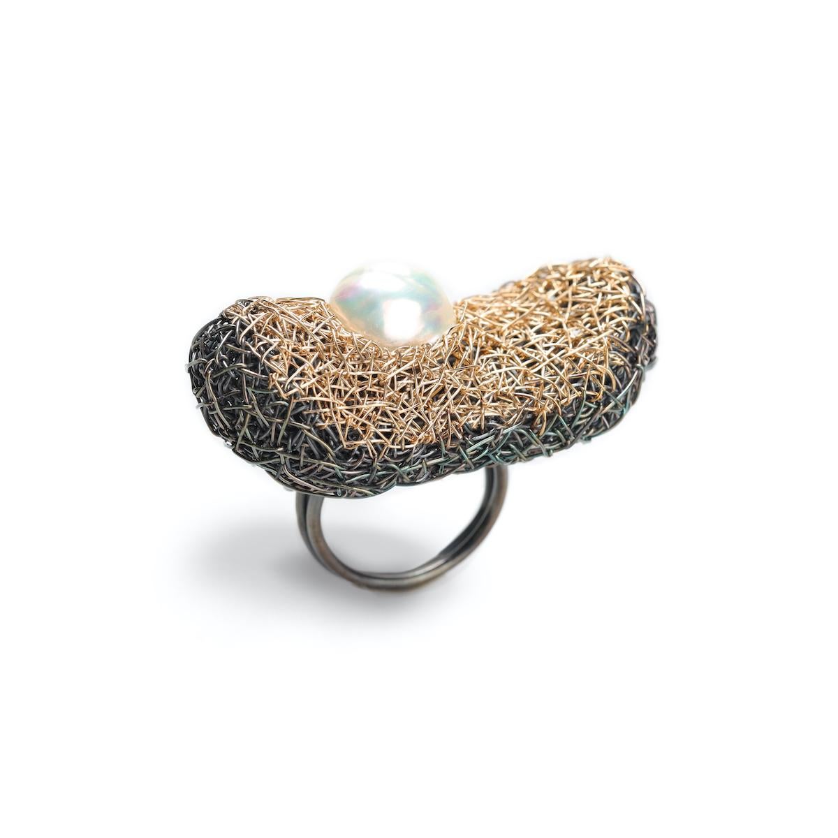 White Pearl One-of-a-Kind Cocktail Ring in Blackened Silver and Yellow Gold In New Condition For Sale In Engelberg, CH