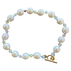 Bracelet de perles opales blanches nouées en soie et dorées J Dauphin