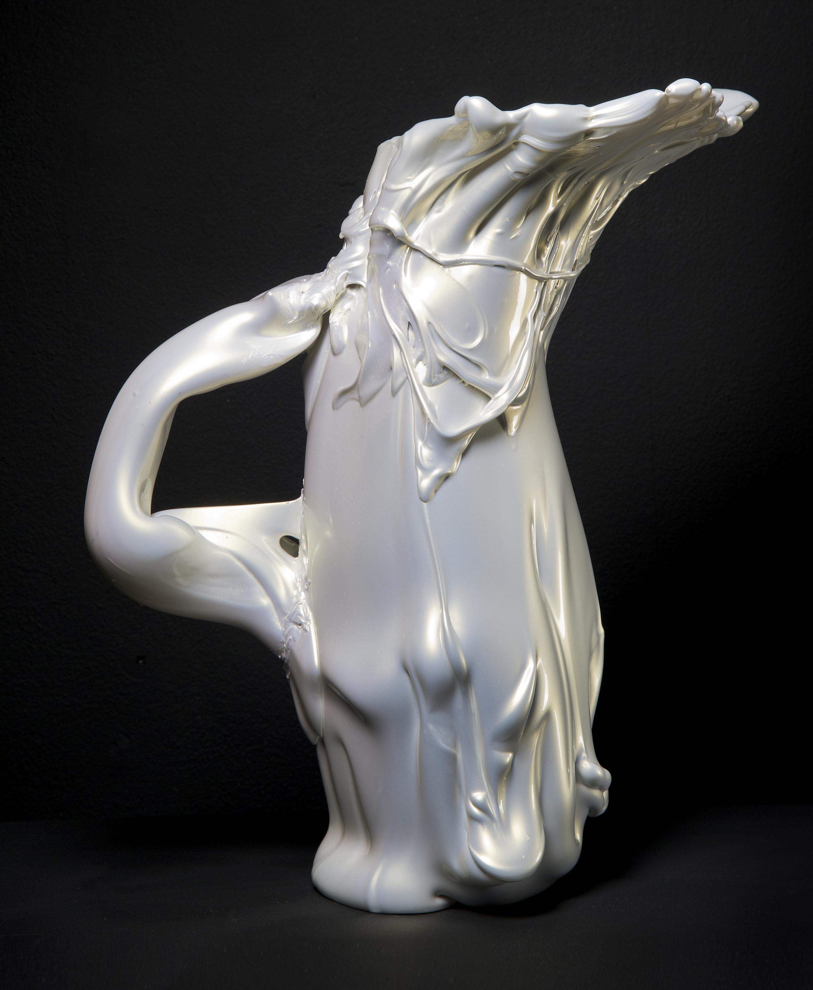 Le pichet White Pearl II est une sculpture unique en verre blanc au fini lustré, réalisée par l'artiste suédois Fredrik Nielsen. Pour créer ces œuvres monumentales, l'artiste sculpte littéralement son verre à main levée. Cette oeuvre a été finie