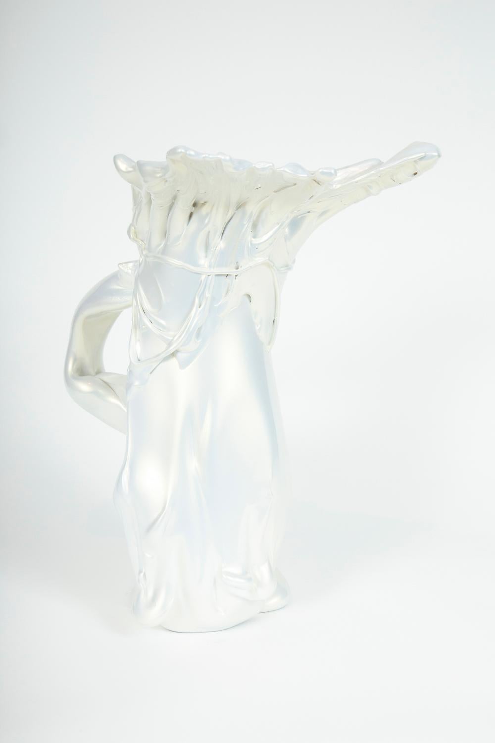Fait main Pichet à perles blanches II, une sculpture en verre blanc unique de Fredrik Nielsen en vente