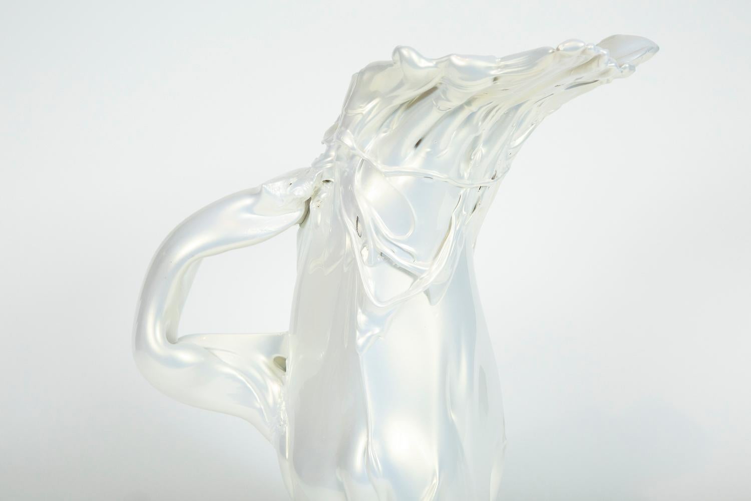 Pichet à perles blanches II, une sculpture en verre blanc unique de Fredrik Nielsen en vente 1