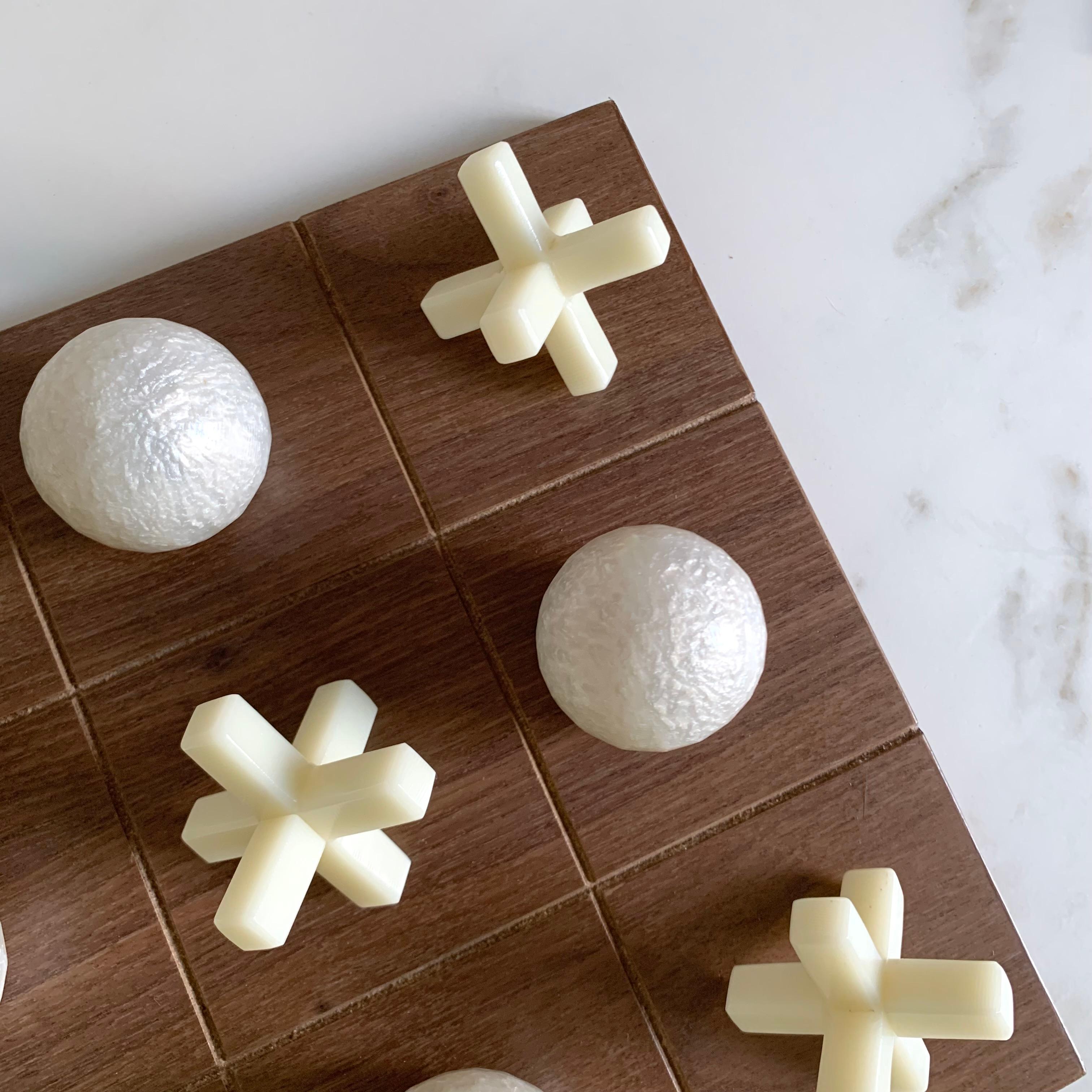 Mexicain Tic Tac Toe en résine et bois avec perles blanches de Paola Valle en vente