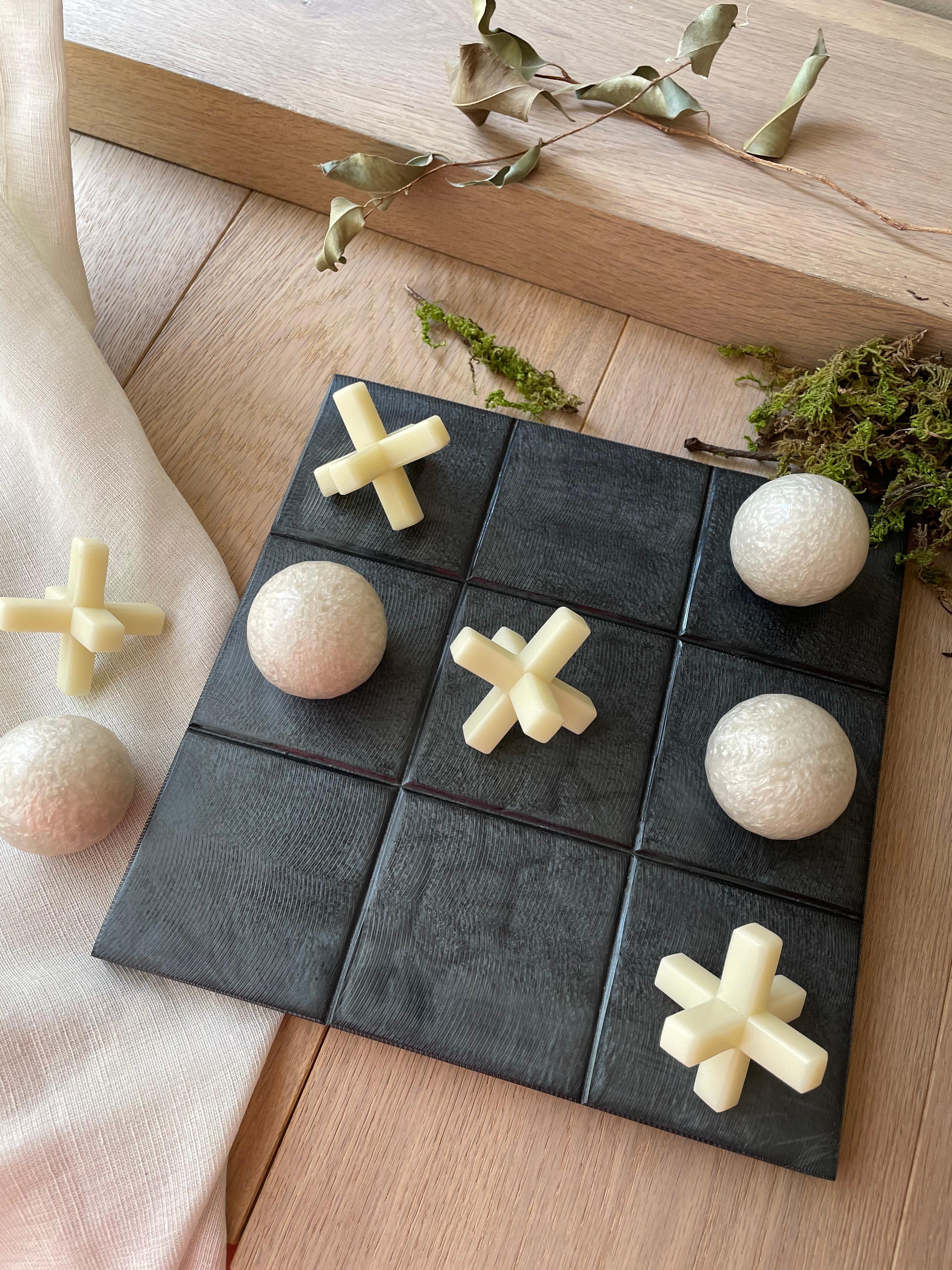 XXI secolo e contemporaneo Tic Tac Toe in resina con perle bianche di Paola Valle in vendita