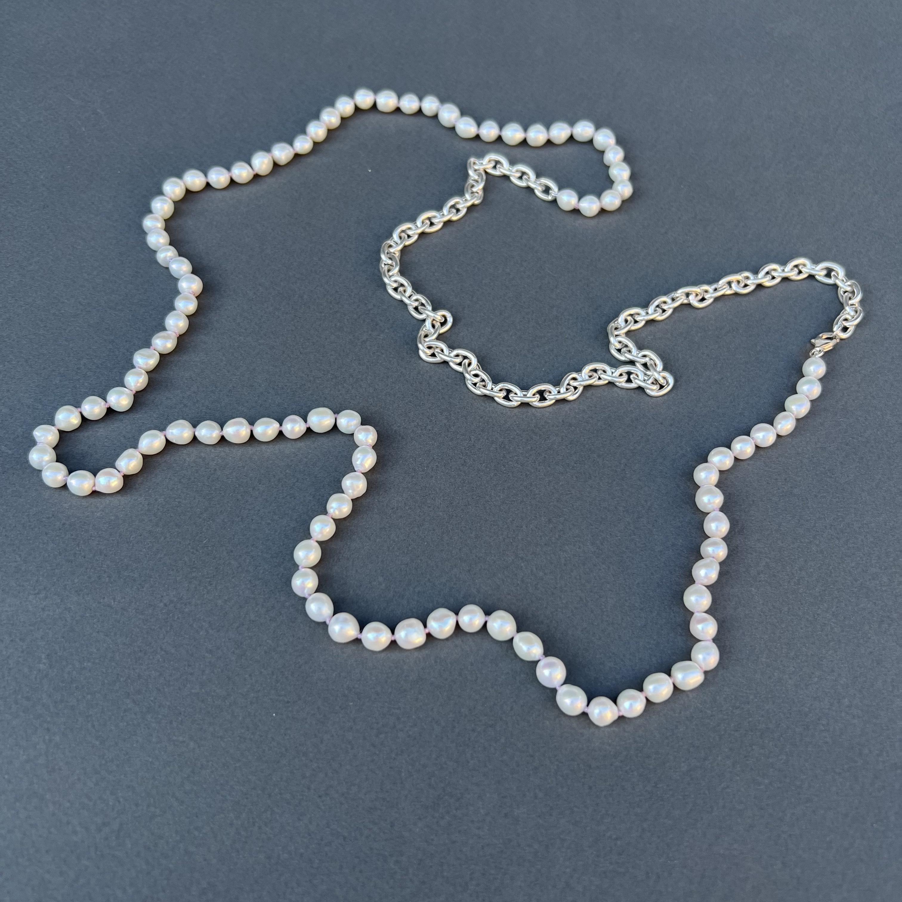 Victorien Chaîne collier J Dauphin en argent et perles blanches en vente