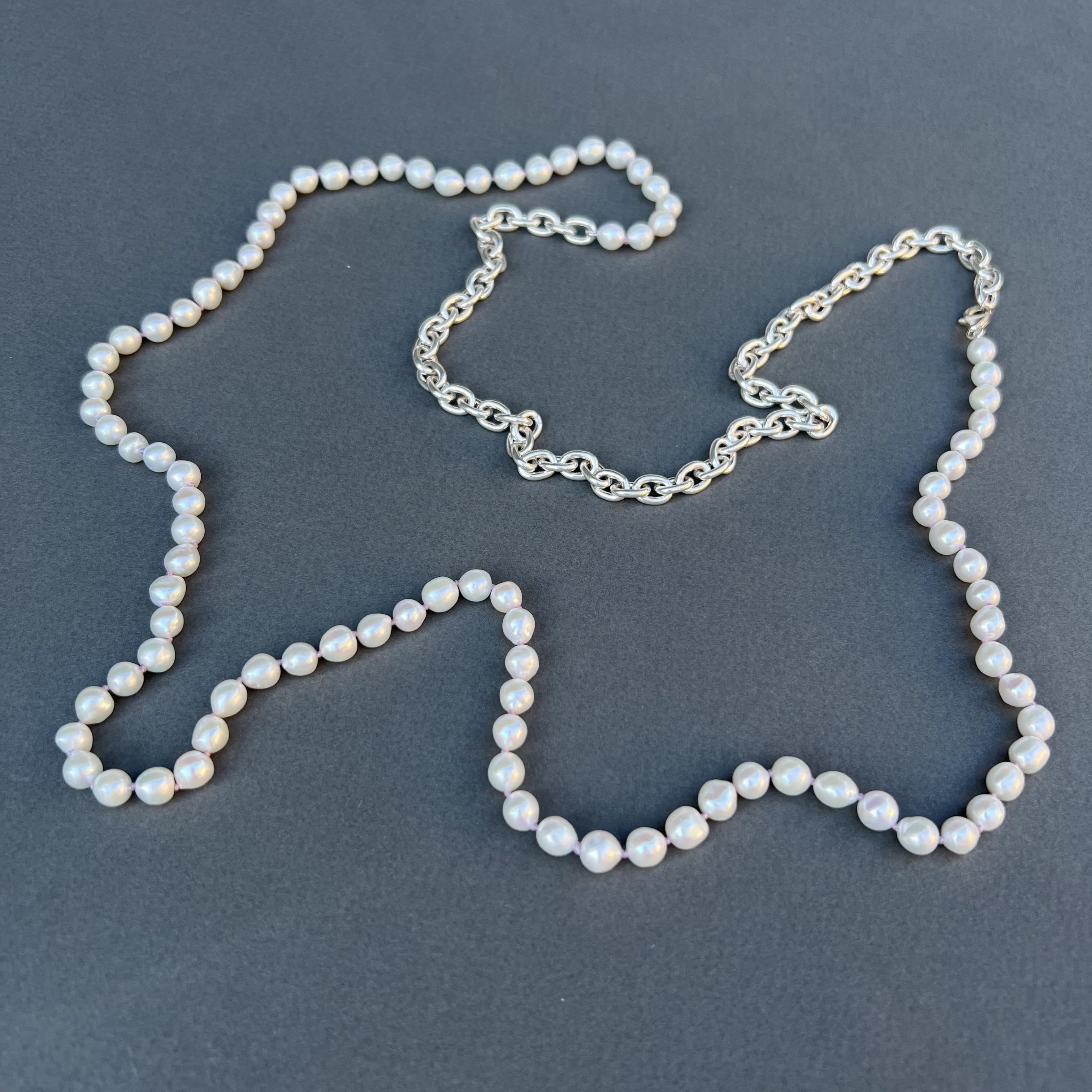 Taille ronde J Dauphin, collier à chaîne en argent et perles blanches en vente