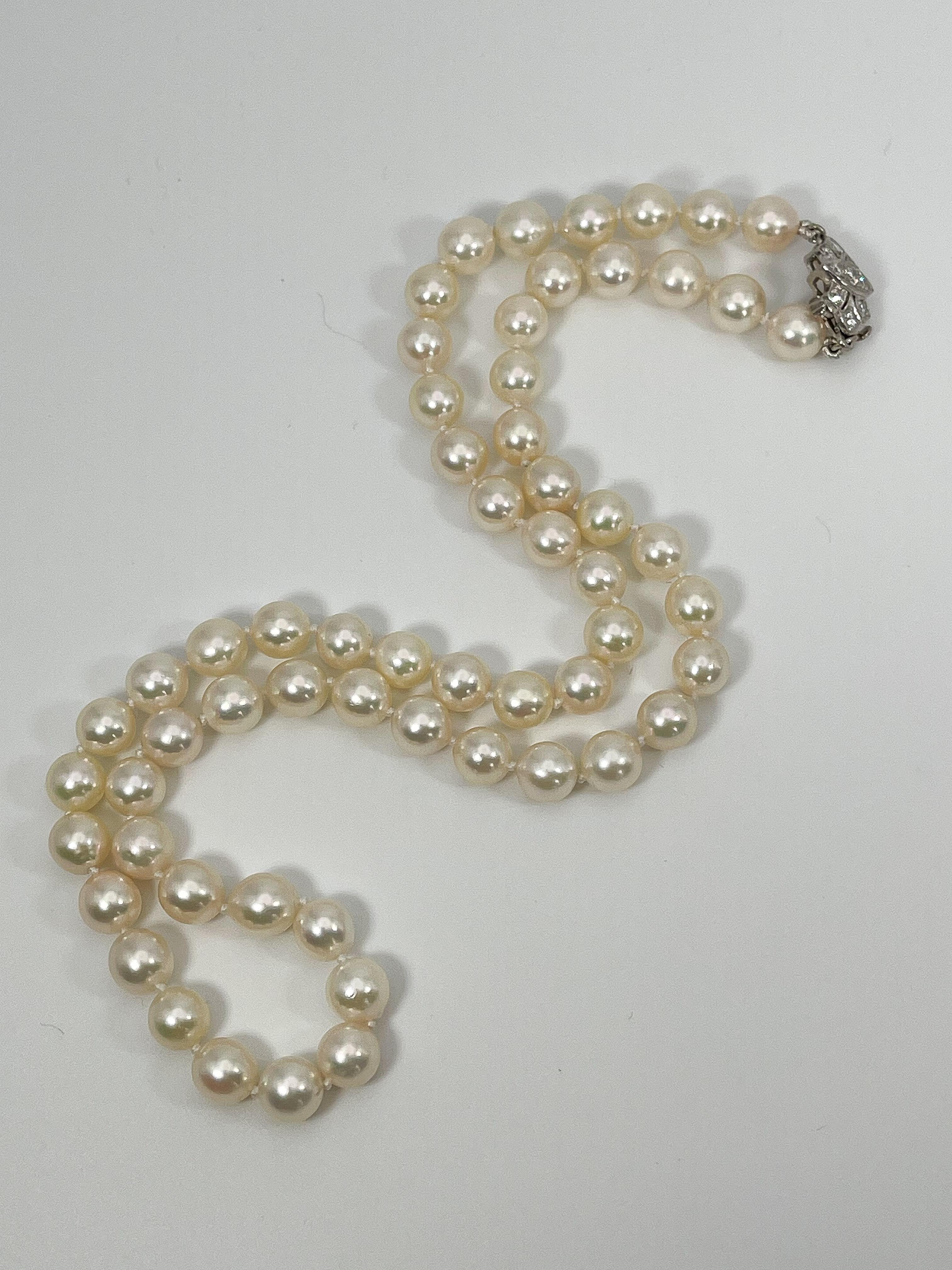 White Pearl Strand Necklace with Platinum Diamond Pearl Clasp In Excellent Condition For Sale In Stuart, FL