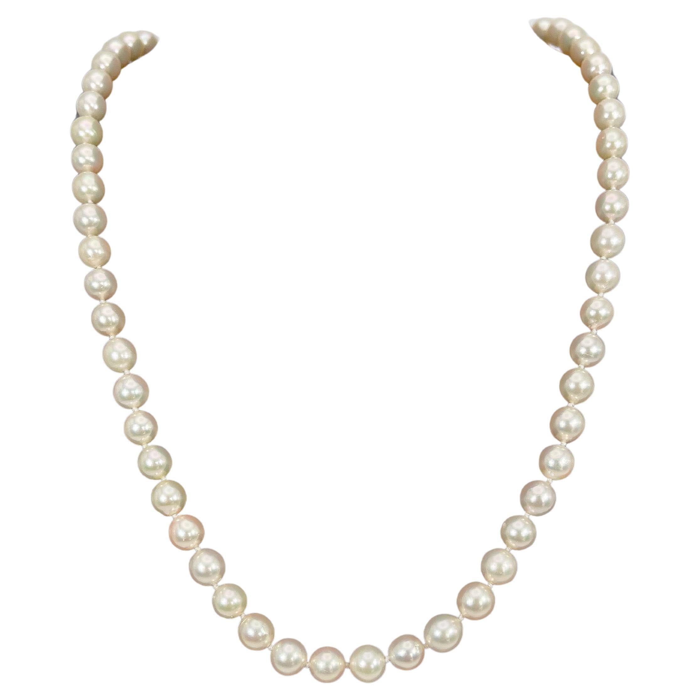 Weiße Perlenstrang-Halskette mit Platin-Diamant-Perlen-Verschluss
