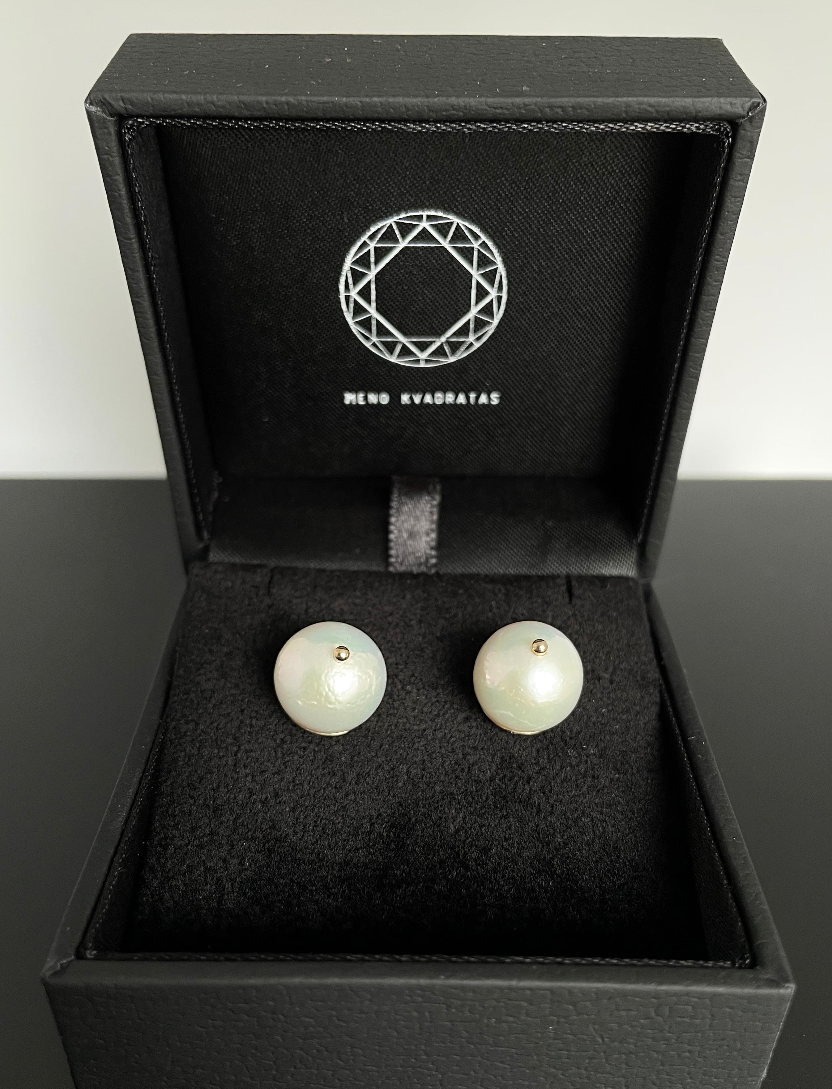 White Pearl Stud Earrings Set in 14 Karat Gold Handmade Ready to Ship In New Condition For Sale In Kaunas, LT