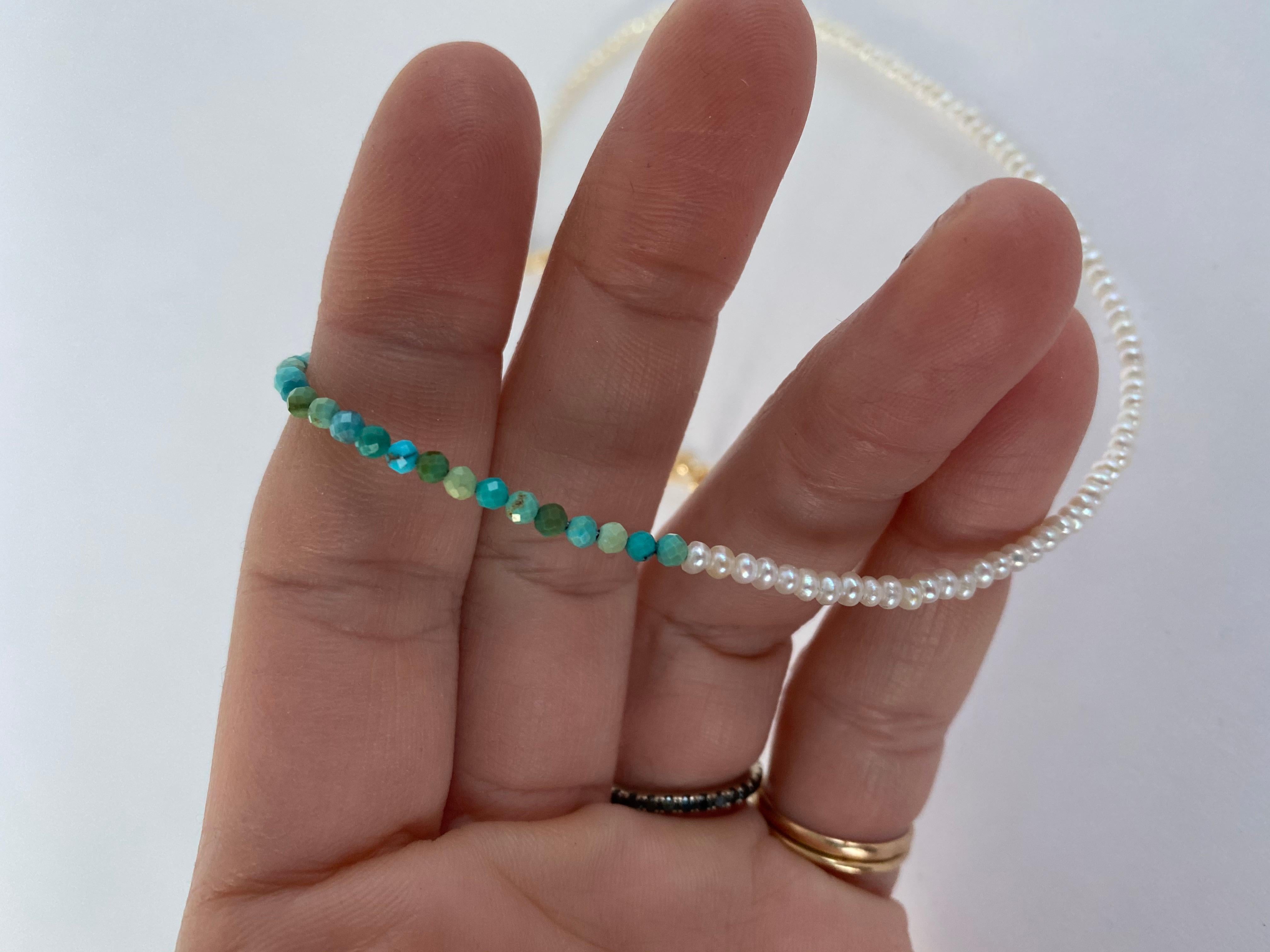 Romantique Collier de perles blanches et de turquoises Collier de perles en chaîne couleur or  J Dauphin en vente