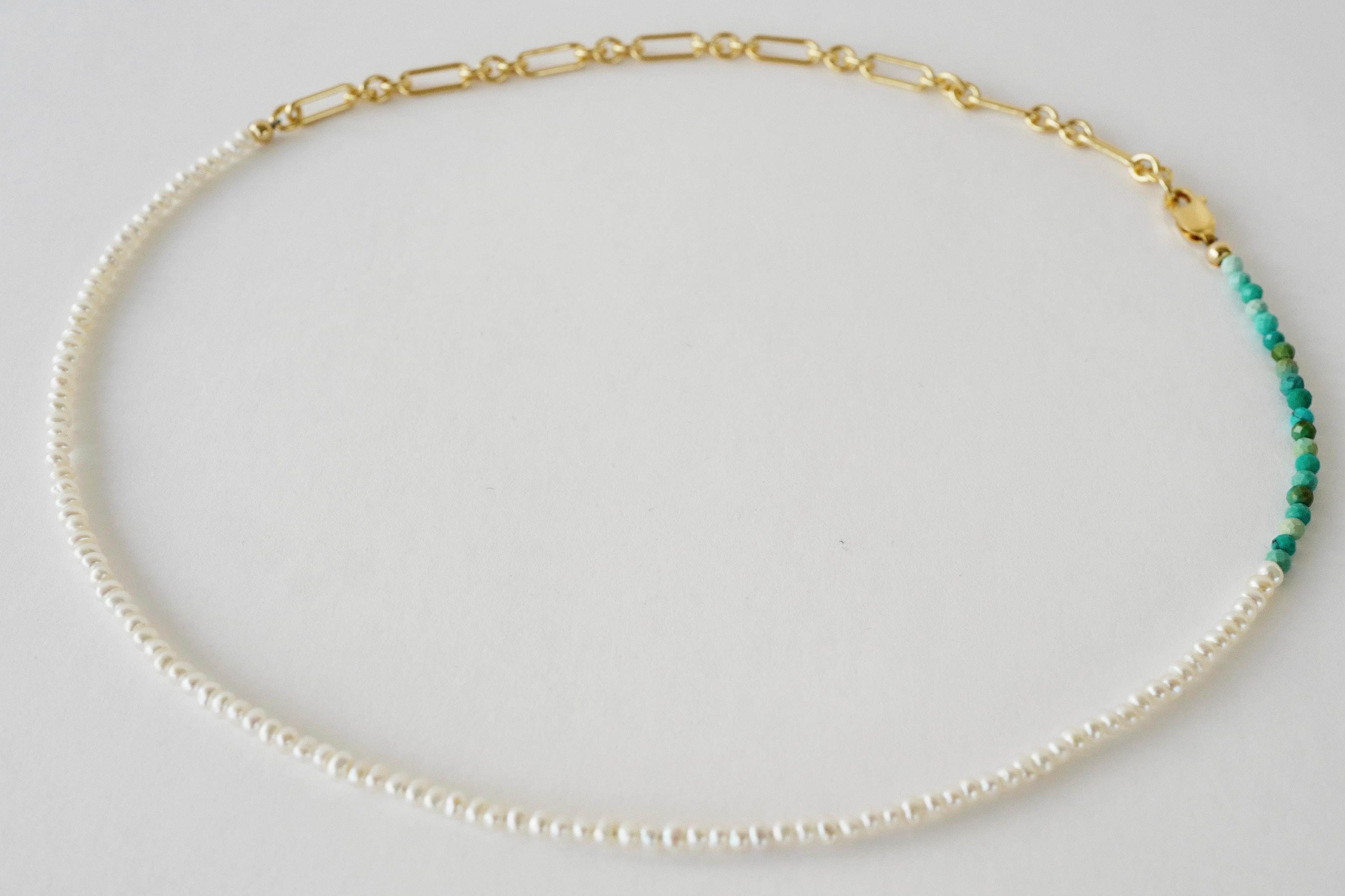 Weiße Perle Türkis-Halskette Goldfarbene Kette Perlen Choker  J Dauphin (Rundschliff) im Angebot