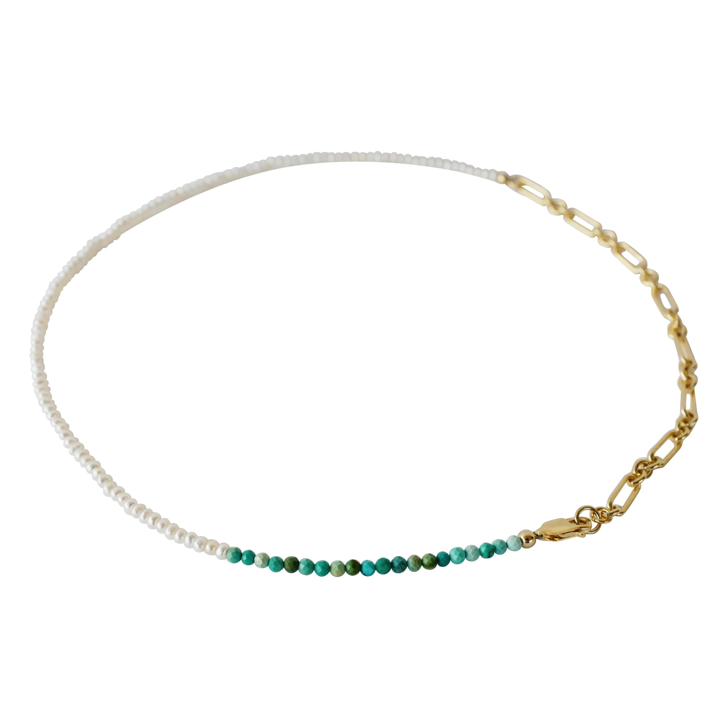 Collier de perles blanches et de turquoises Collier de perles en chaîne couleur or  J Dauphin en vente