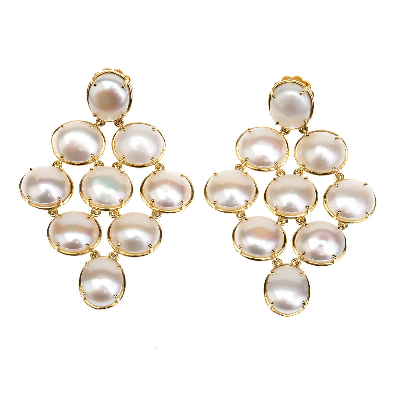 Geometrische Ohrringe mit weißen Perlen aus 18 Karat Roségold (Ungeschliffen) im Angebot