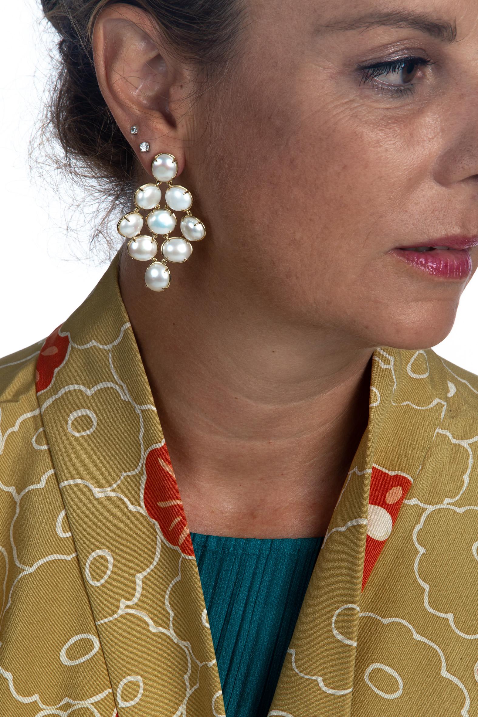 Geometrische Ohrringe mit weißen Perlen aus 18 Karat Roségold im Angebot 1