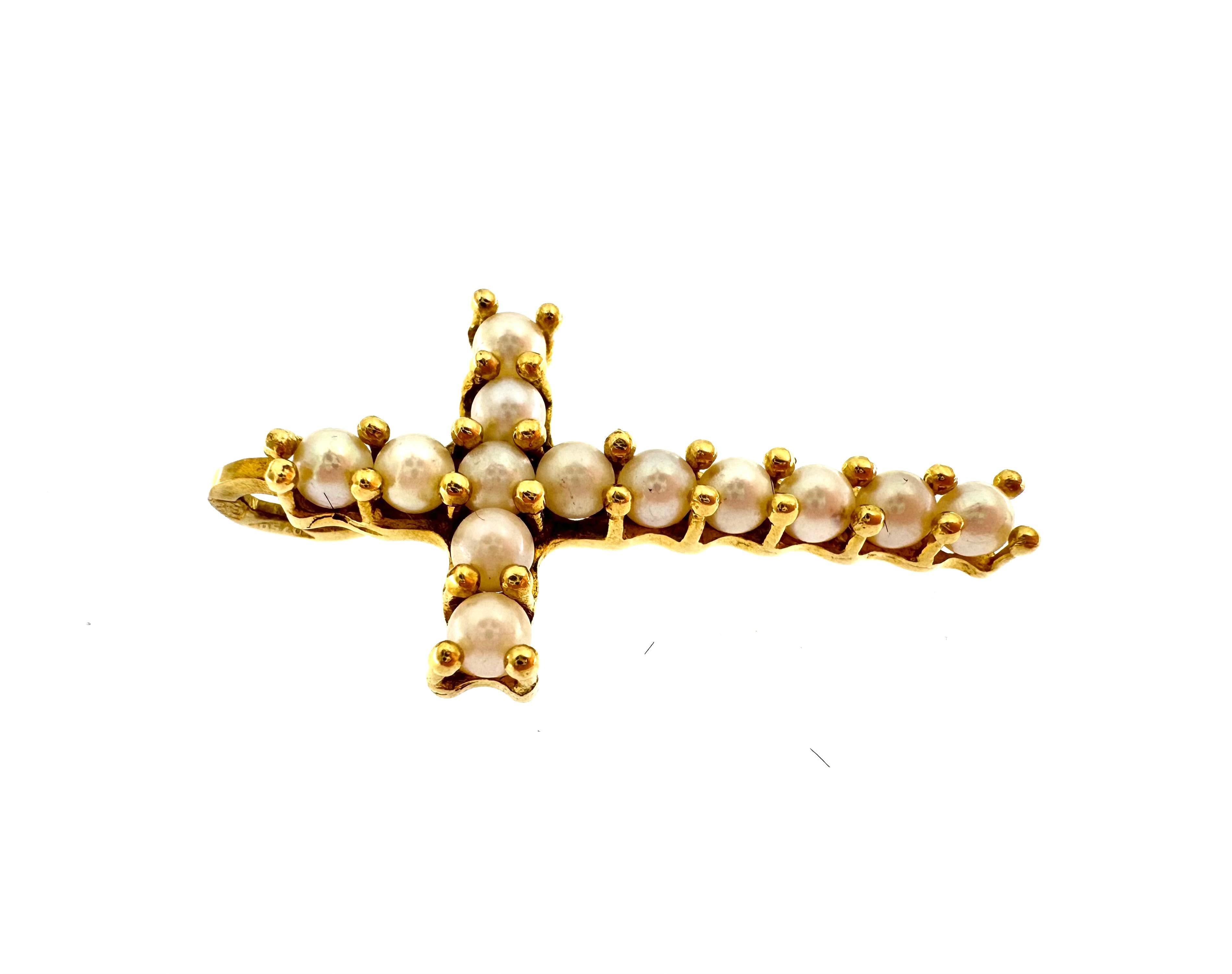 Round Cut White Pearls 18kt Yellow Gold Cross For Sale
