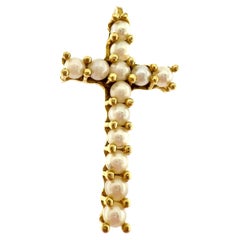 Kreuz mit weißen Perlen aus 18 Karat Gelbgold