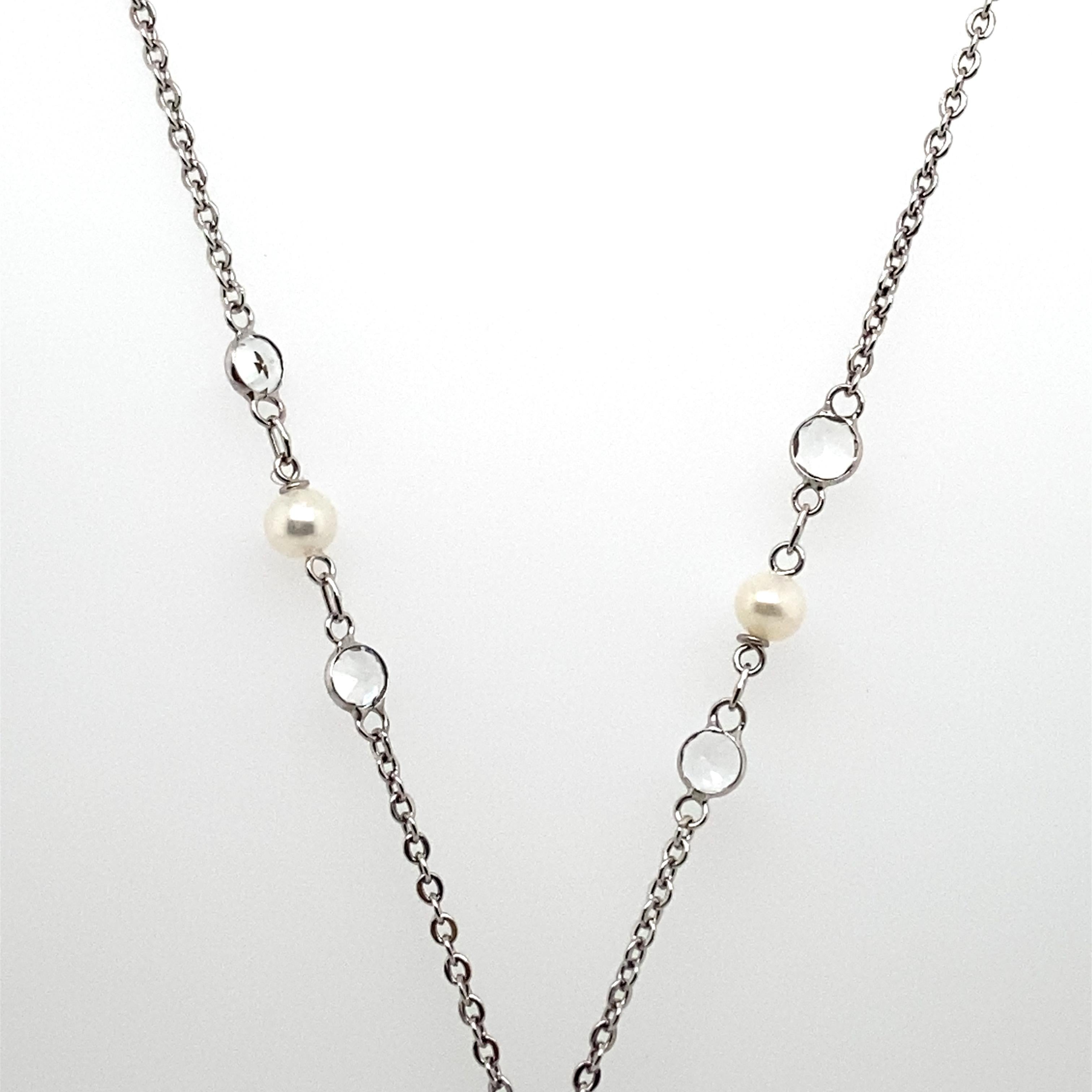 Collana di perle bianche, onice nera e diamanti bianchi in oro con nappe 1
